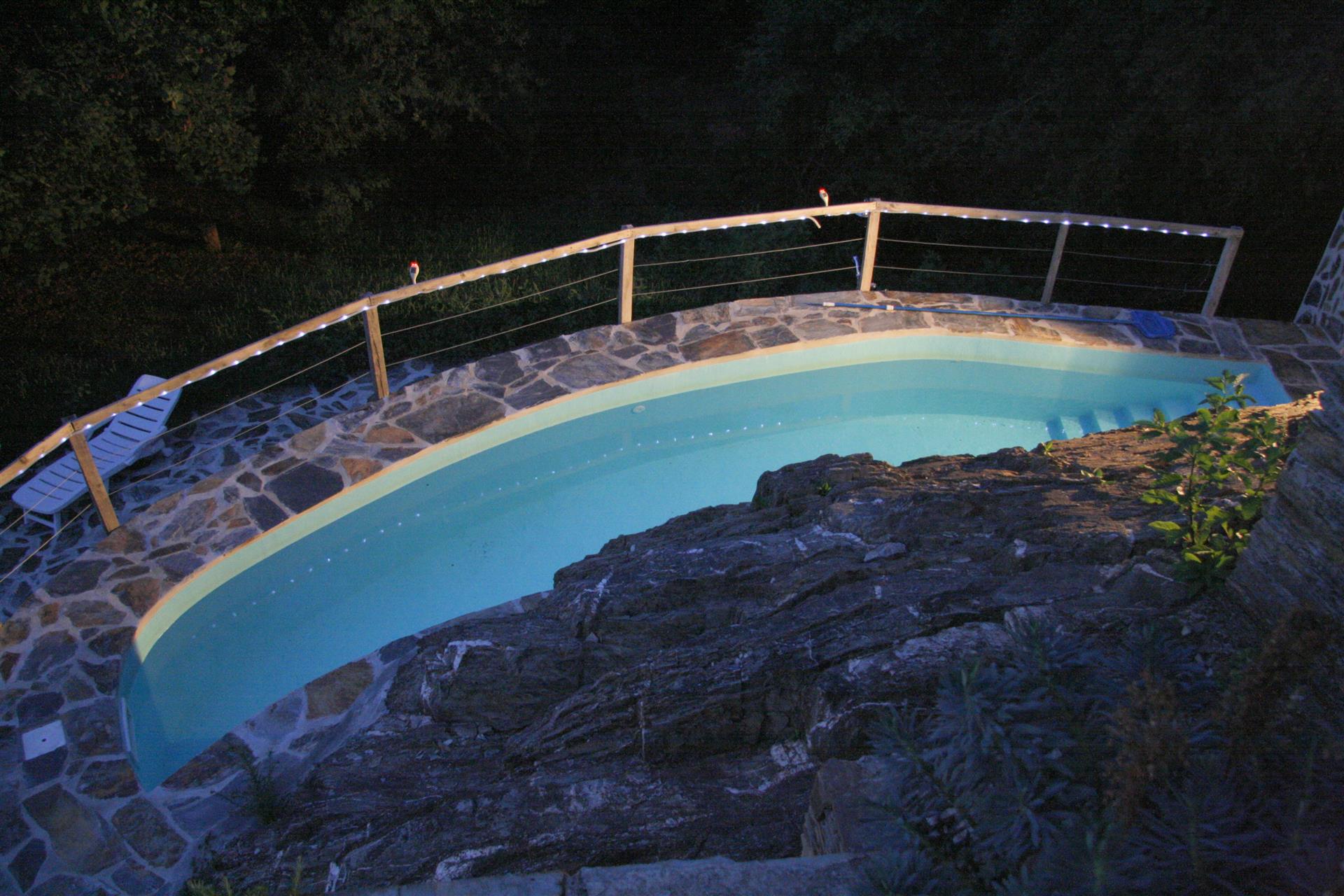¡Elegante casa de vacaciones de piedra natural con piscina en un valle verde!