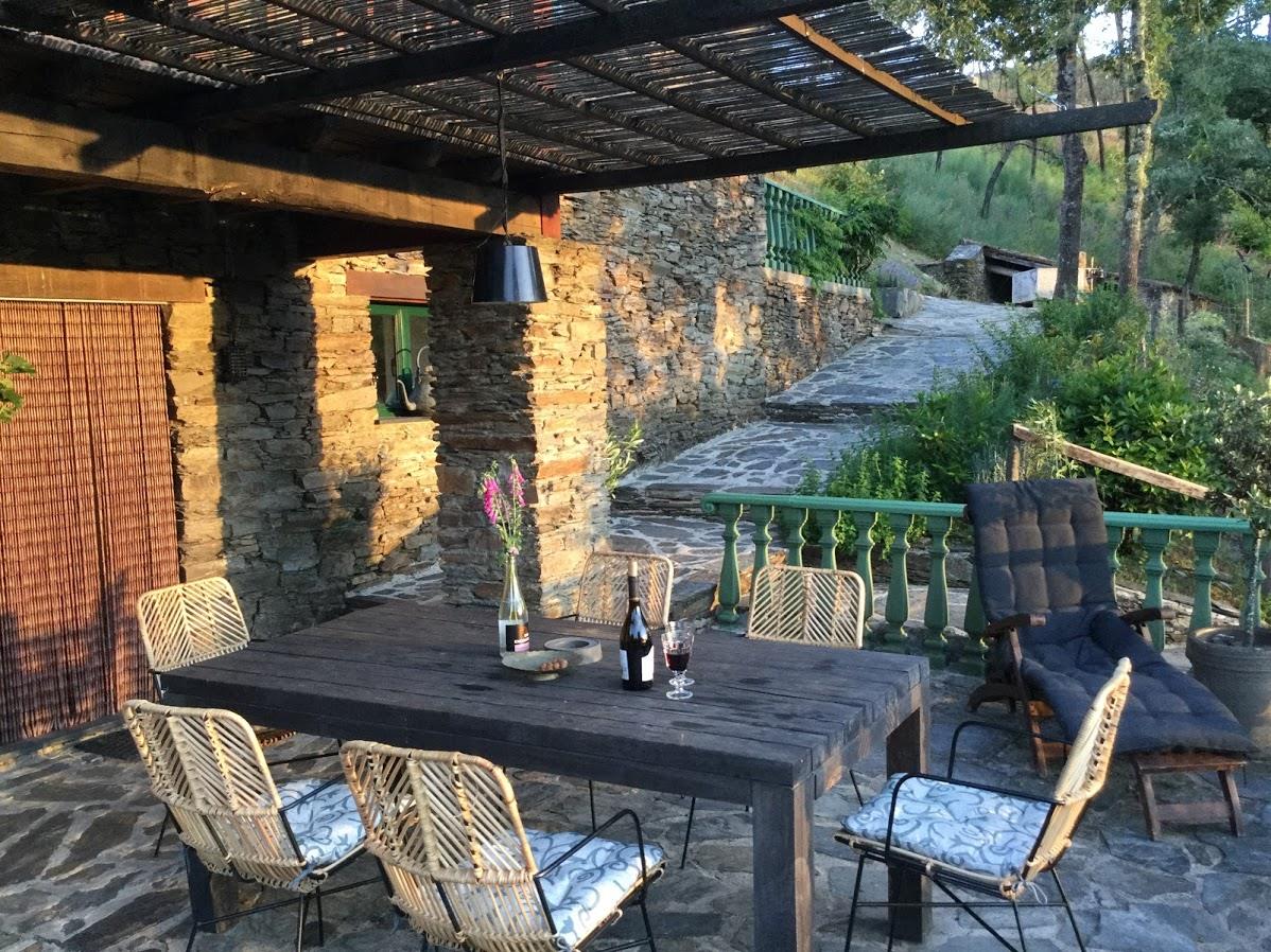 ¡Elegante casa de vacaciones de piedra natural con piscina en un valle verde!