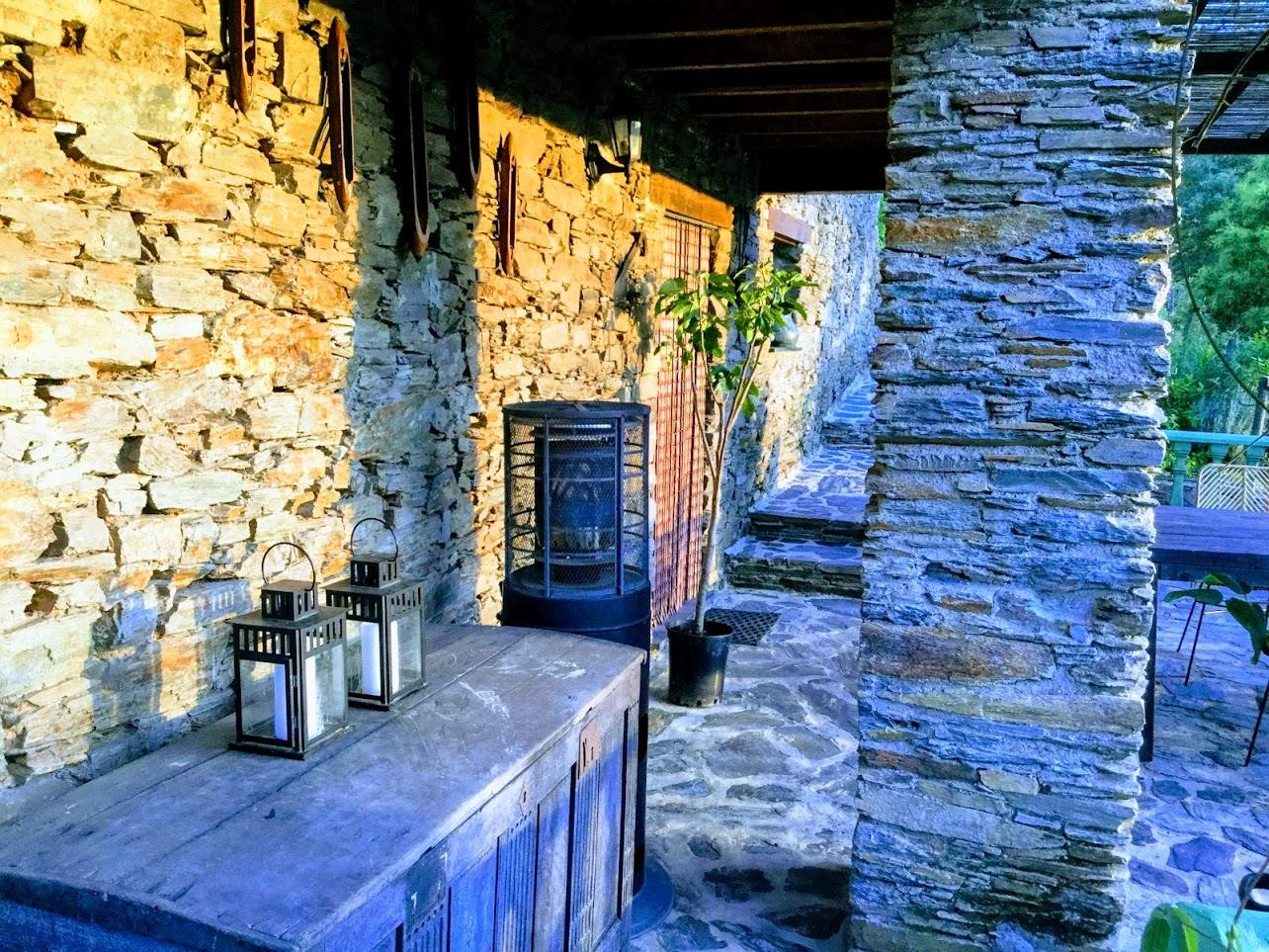 ¡Elegante casa de vacaciones de piedra natural con piscina en un valle verde!