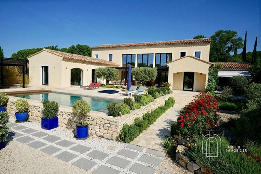 Exceptional property of 345 m2 close to the village