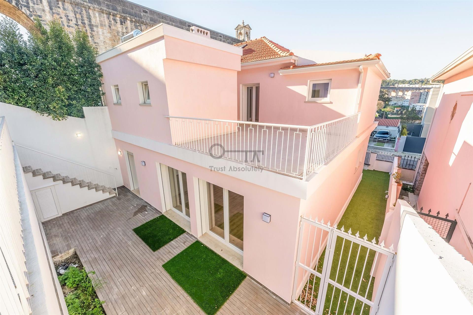 Moradia Geminada T3 +1 com Jardim em Campolide