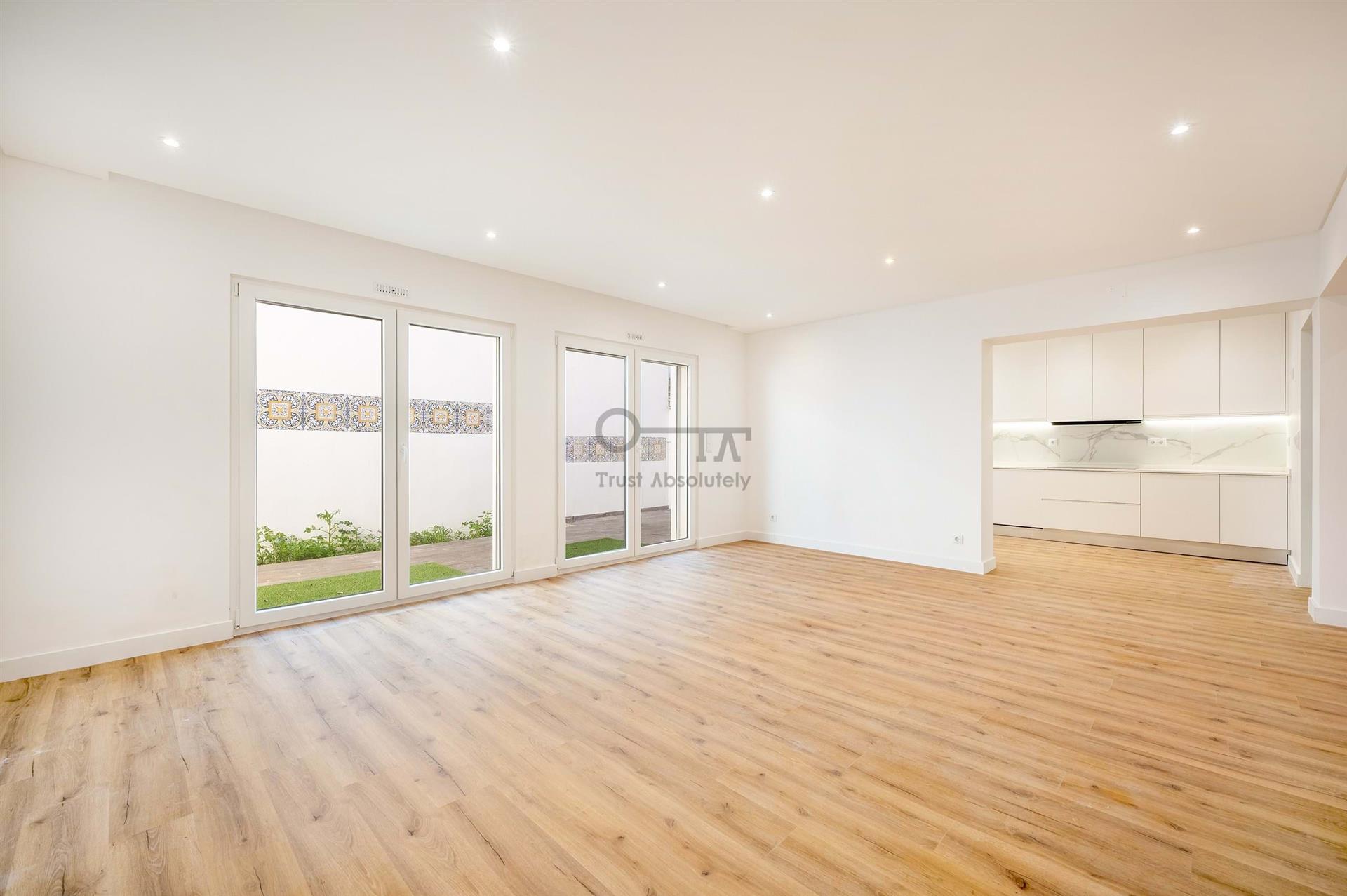 Moradia Geminada T3 +1 com Jardim em Campolide
