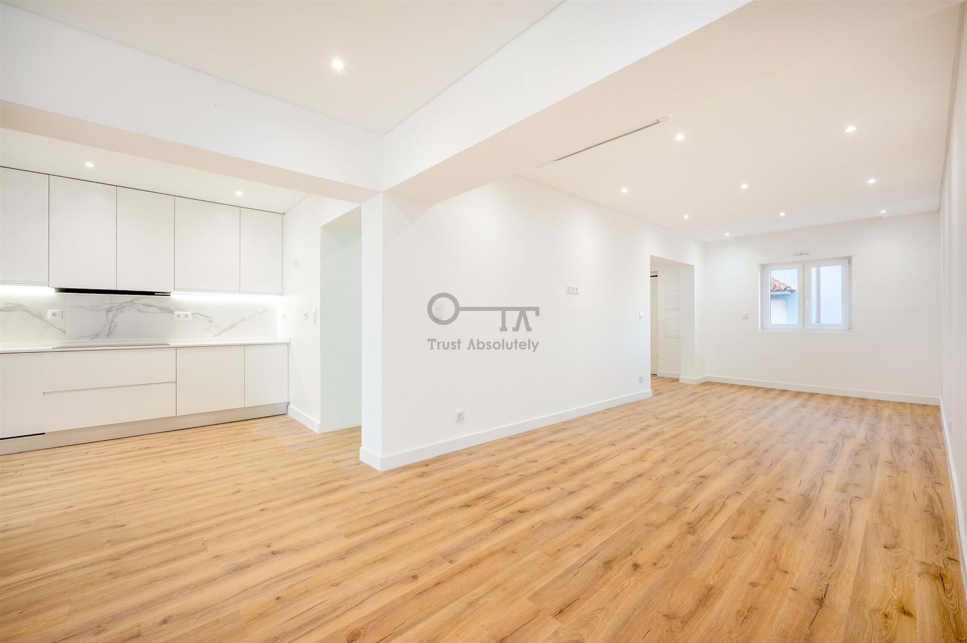 Moradia Geminada T3 +1 com Jardim em Campolide
