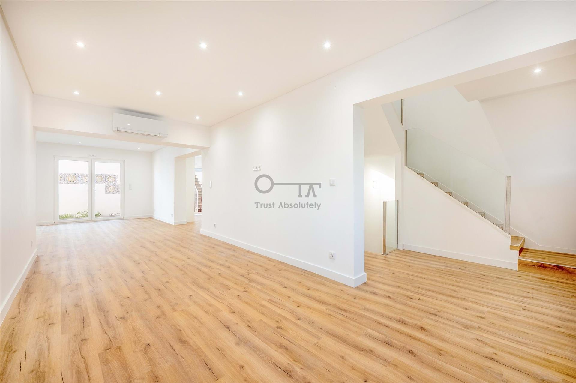 Moradia Geminada T3 +1 com Jardim em Campolide
