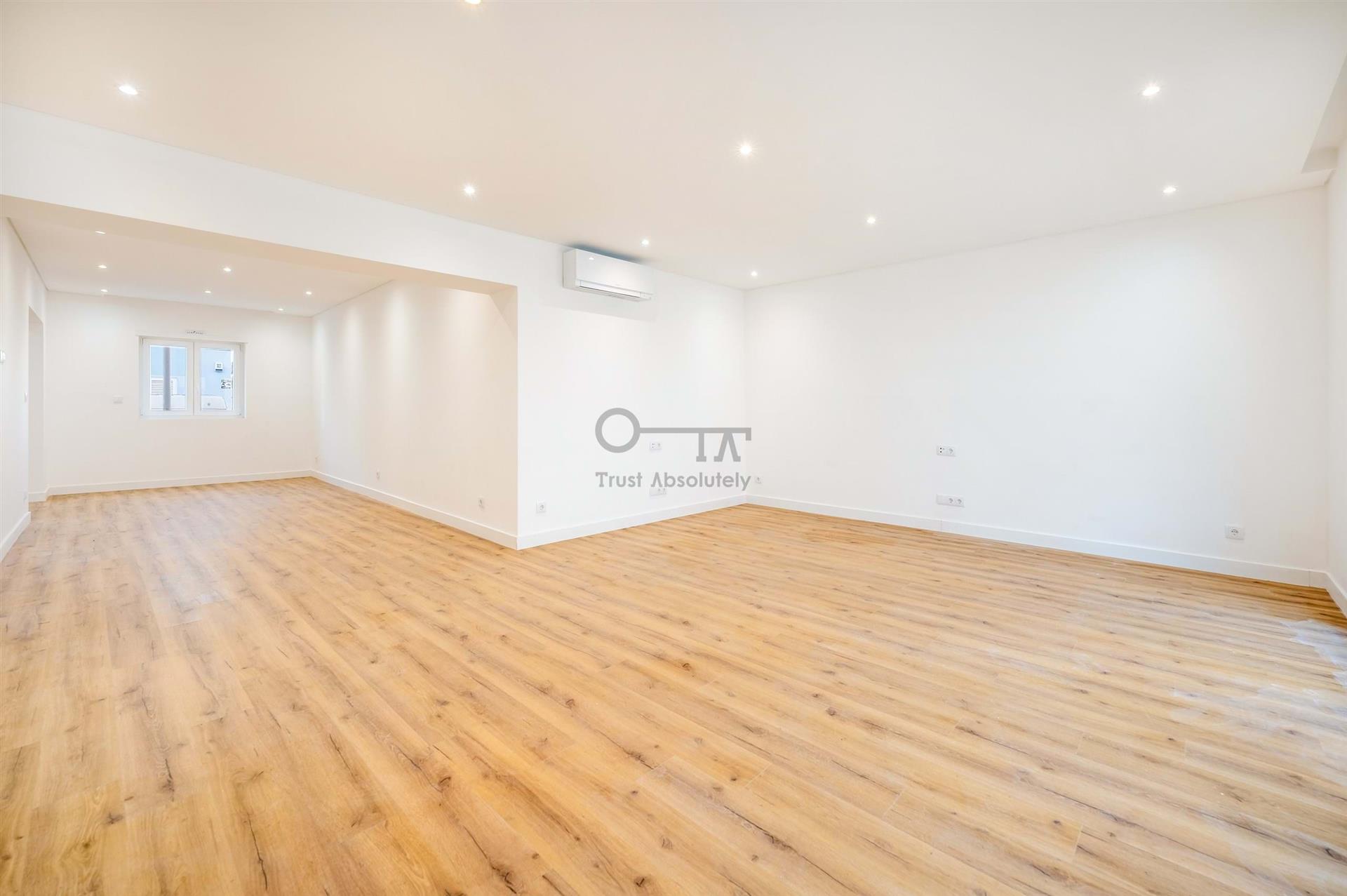 Moradia Geminada T3 +1 com Jardim em Campolide