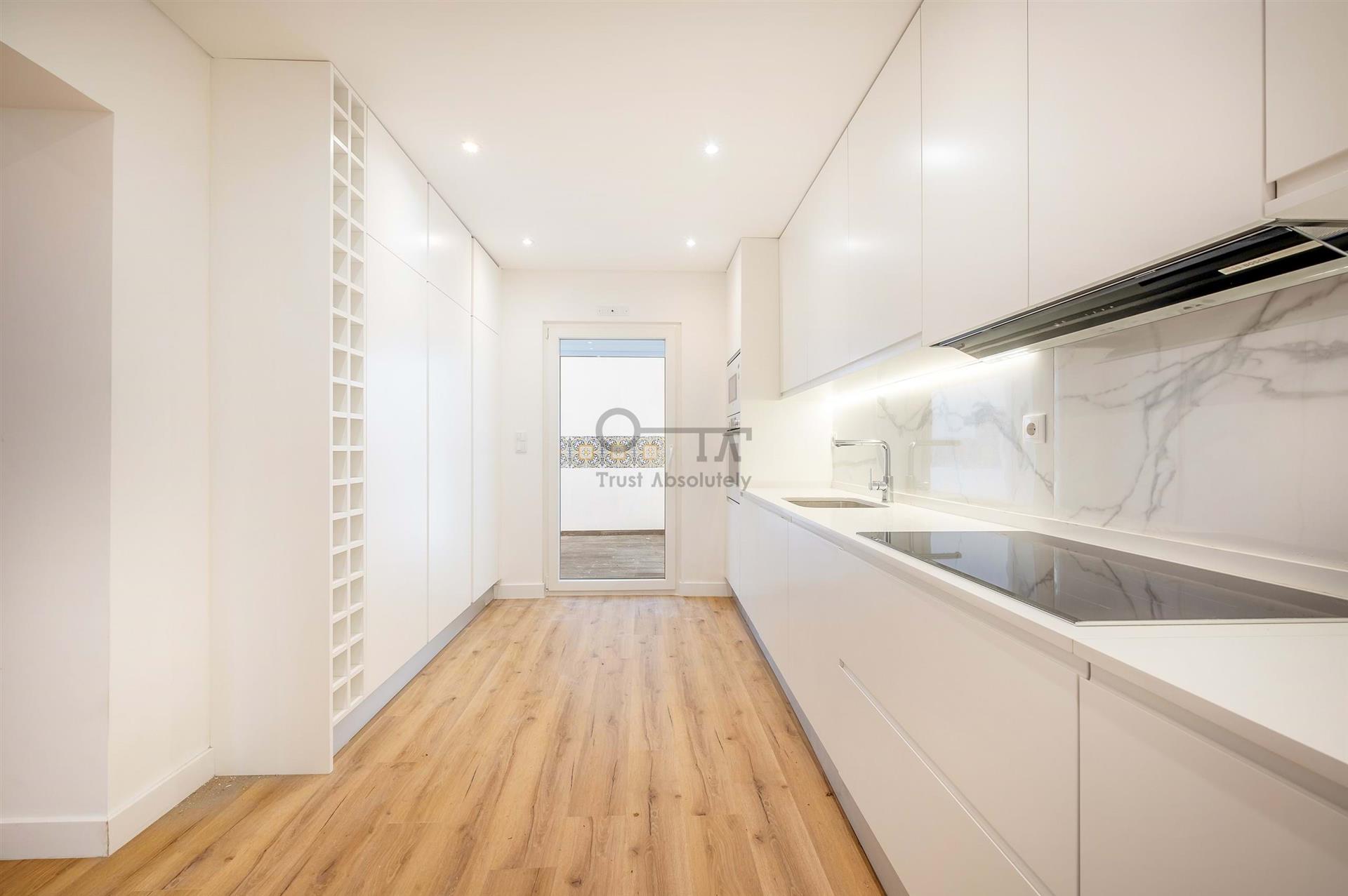 Moradia Geminada T3 +1 com Jardim em Campolide