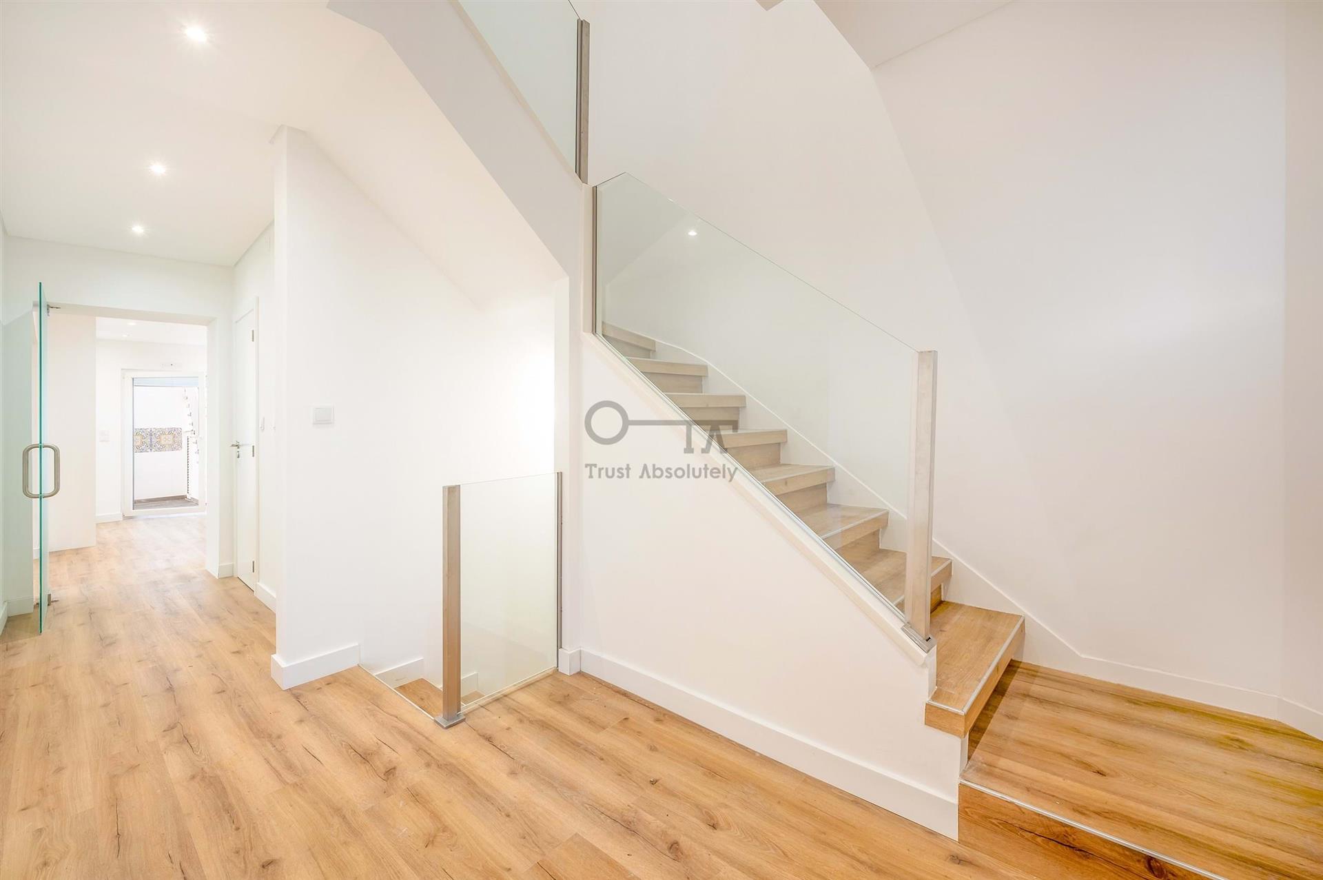 Moradia Geminada T3 +1 com Jardim em Campolide