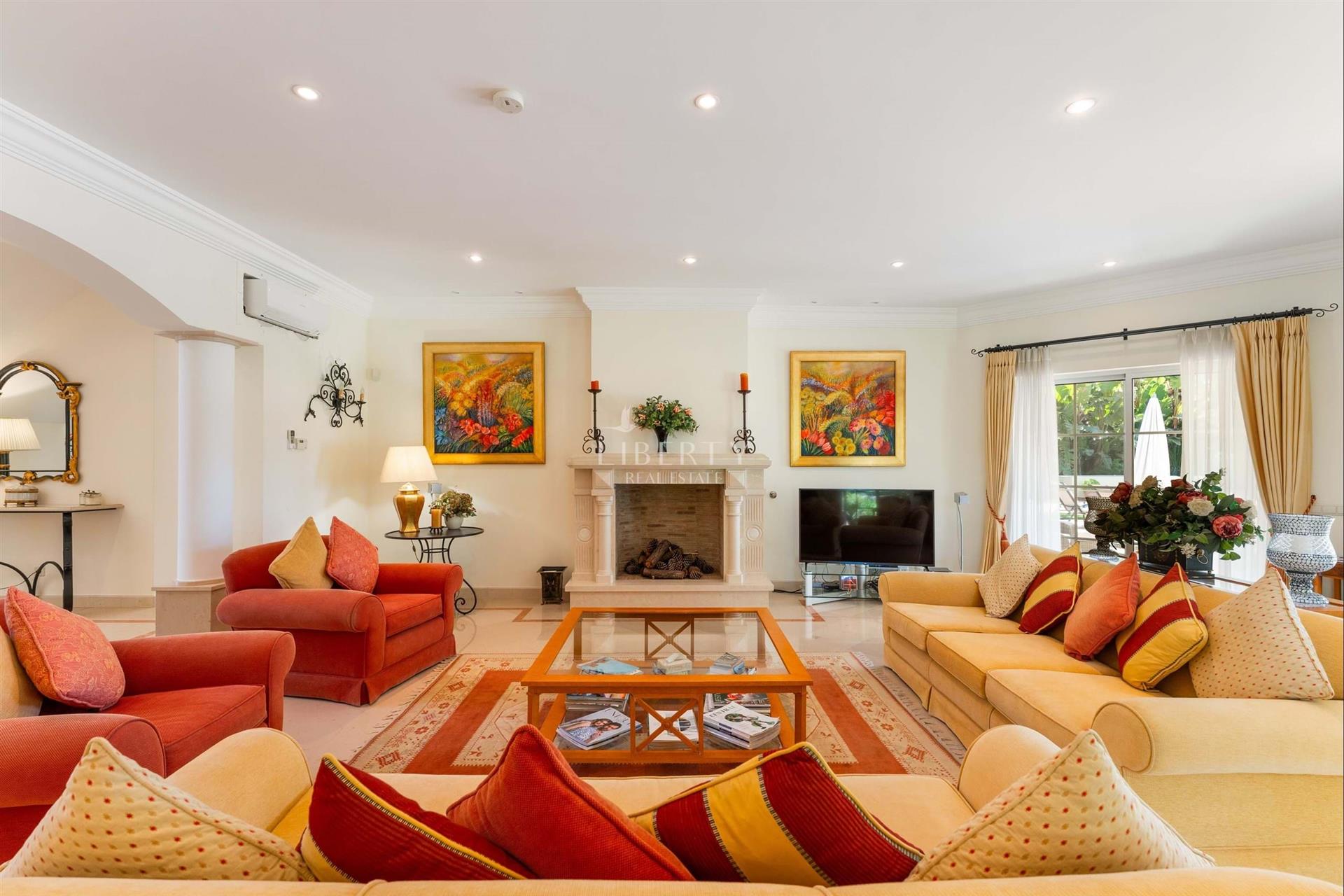 Handsome frontline golf villa on a large corner plot, for sale in a prime location of Quinta do Lago