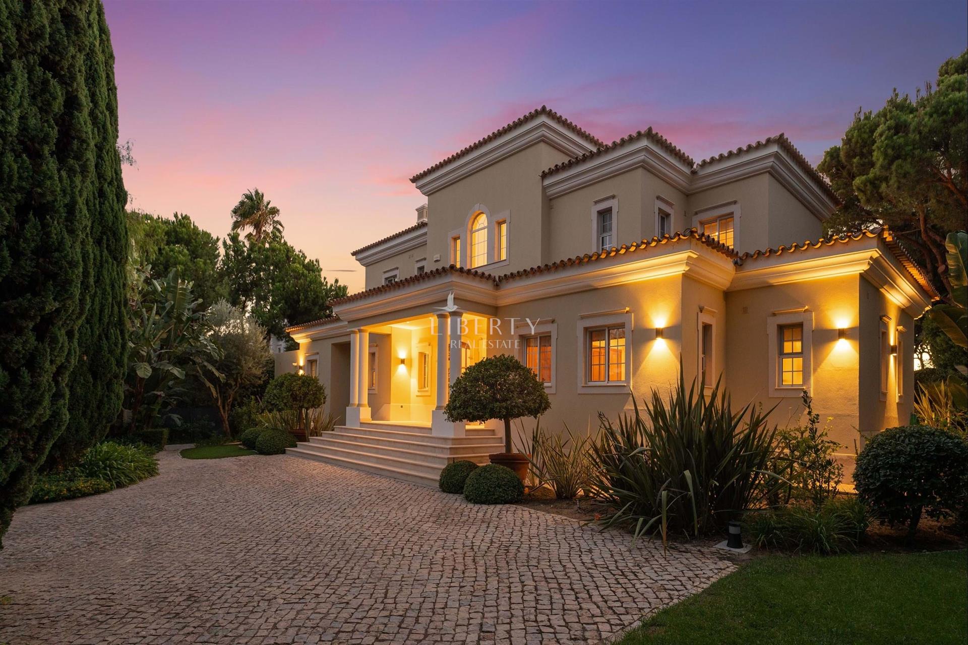 Handsome frontline golf villa on a large corner plot, for sale in a prime location of Quinta do Lago