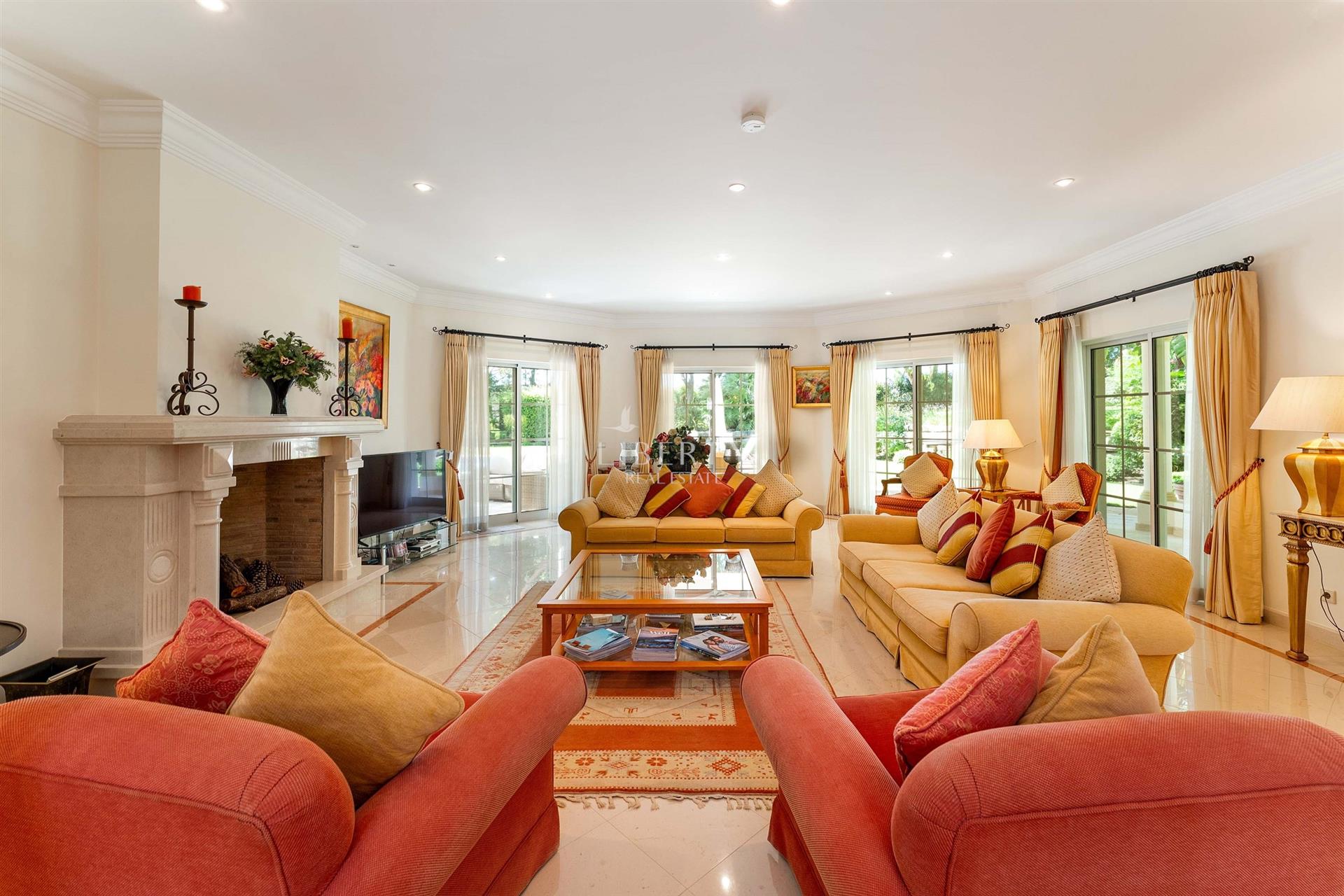 Handsome frontline golf villa on a large corner plot, for sale in a prime location of Quinta do Lago