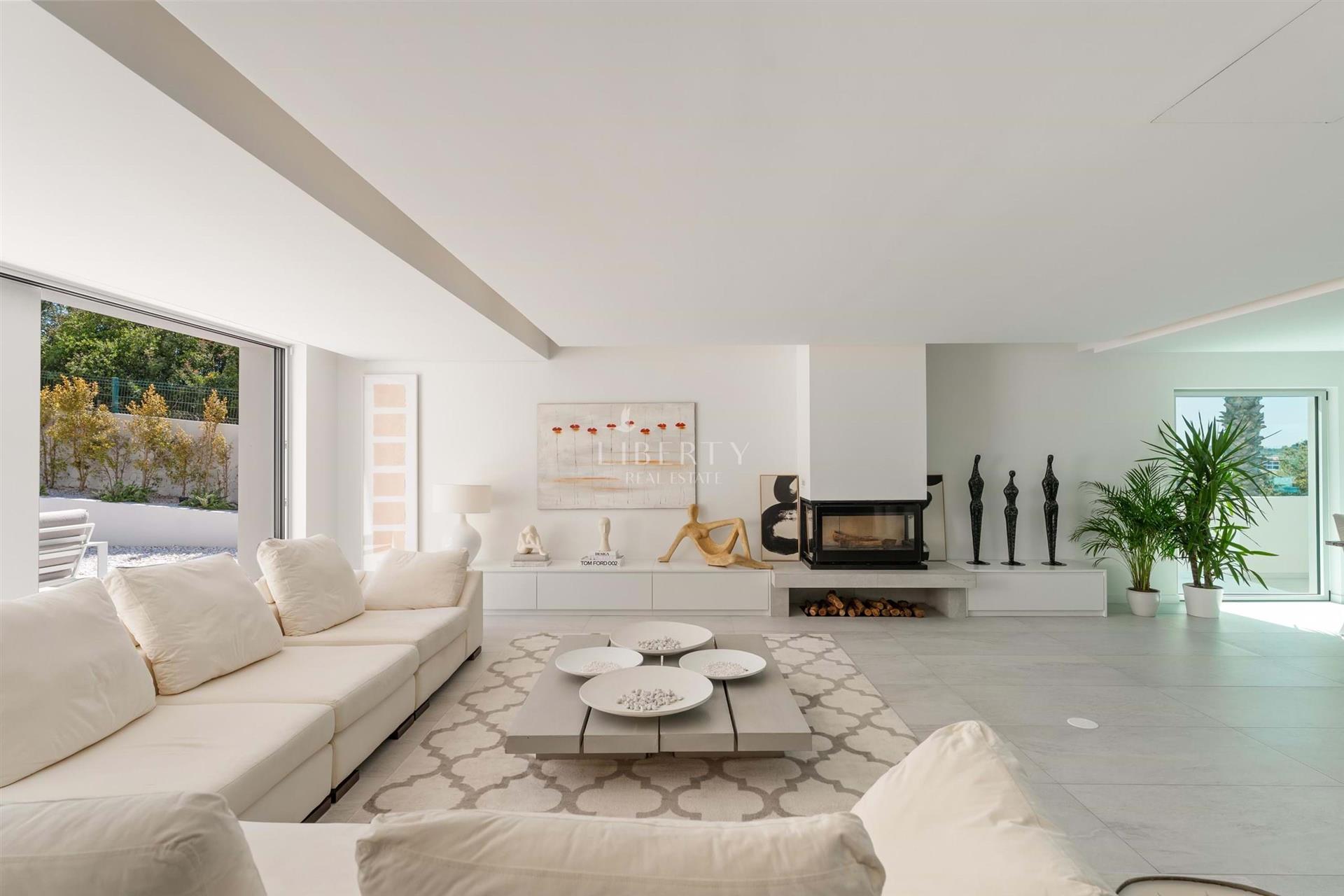 A Contemporary Sanctuary in Fonte Algarve - 5 Bedroom Luxury Villa for Sale near Vale do Lobo
