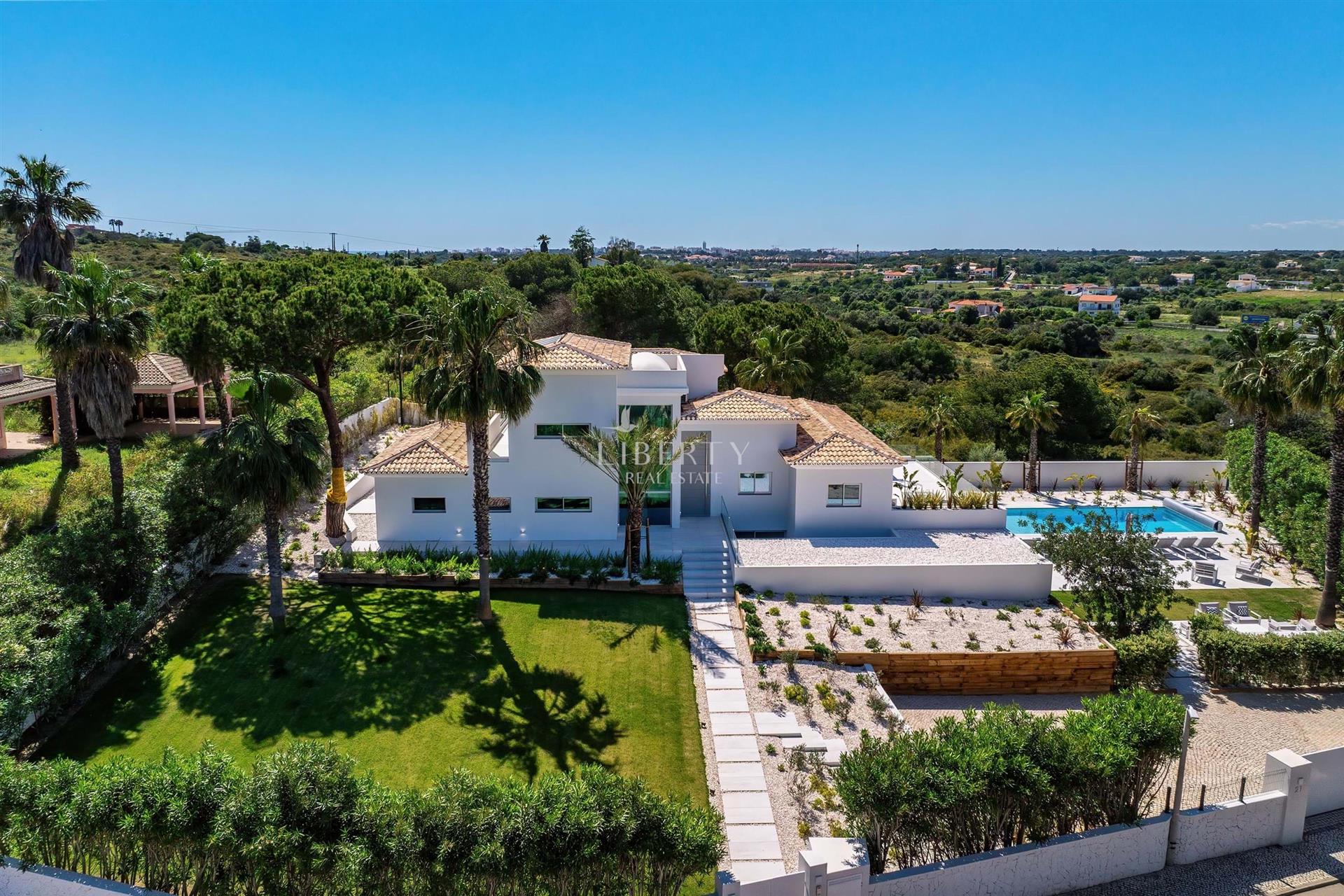 A Contemporary Sanctuary in Fonte Algarve - 5 Bedroom Luxury Villa for Sale near Vale do Lobo