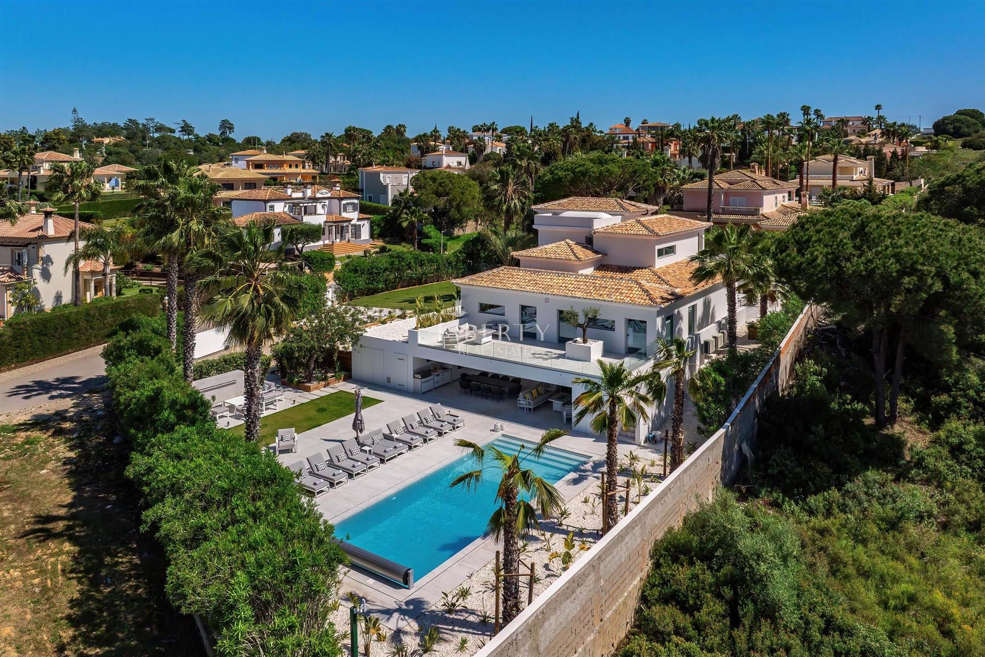 A Contemporary Sanctuary in Fonte Algarve - 5 Bedroom Luxury Villa for Sale near Vale do Lobo