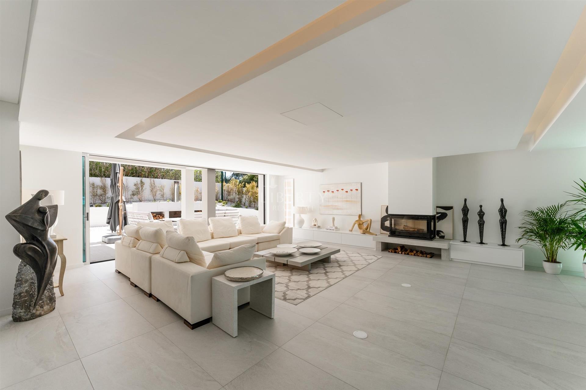A Contemporary Sanctuary in Fonte Algarve - 5 Bedroom Luxury Villa for Sale near Vale do Lobo