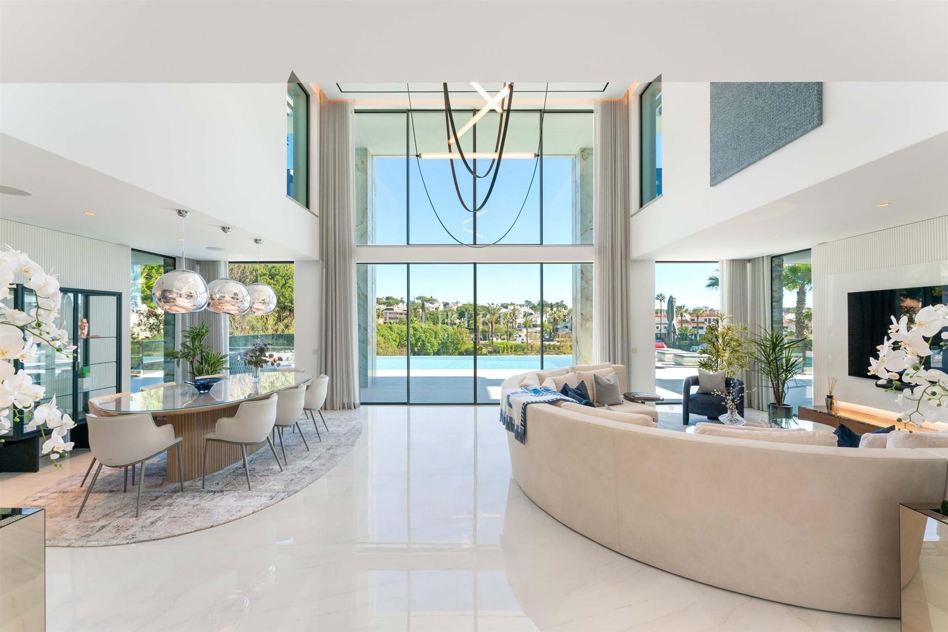 A remarkable 5-bedroom lakeview villa on a large plot for sale in Encosta do Lago, Quinta do Lago