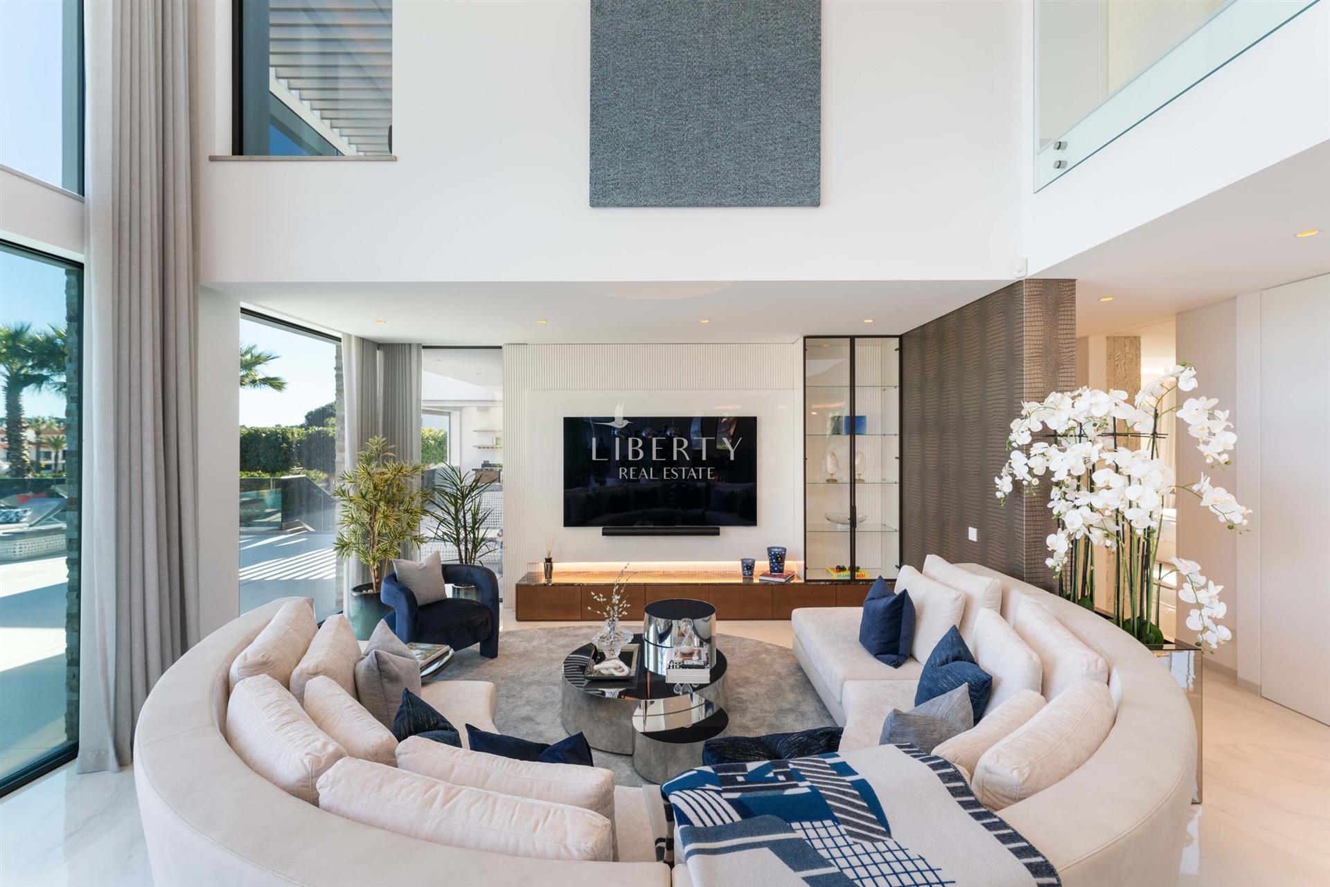 A remarkable 5-bedroom lakeview villa on a large plot for sale in Encosta do Lago, Quinta do Lago