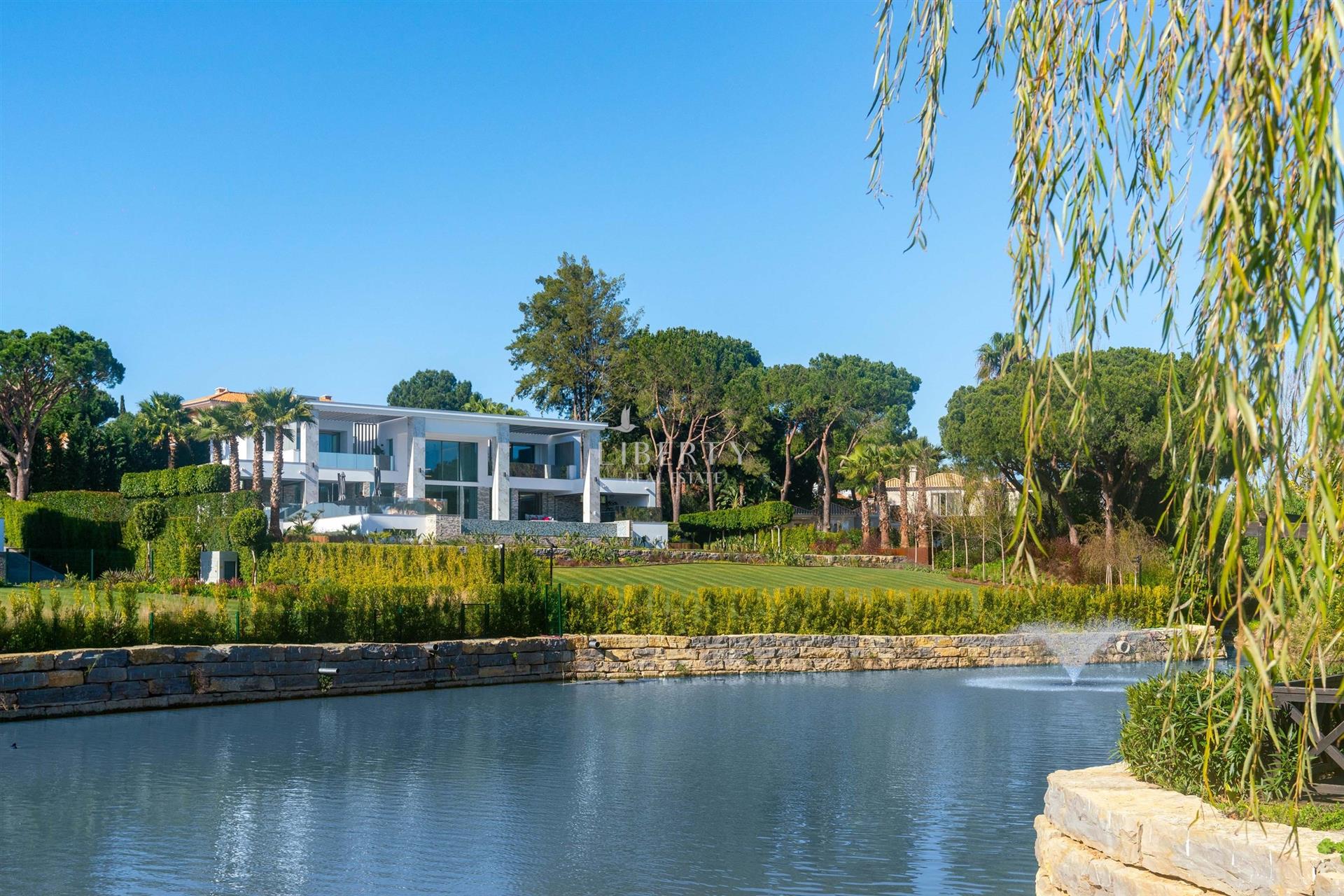 A remarkable 5-bedroom lakeview villa on a large plot for sale in Encosta do Lago, Quinta do Lago