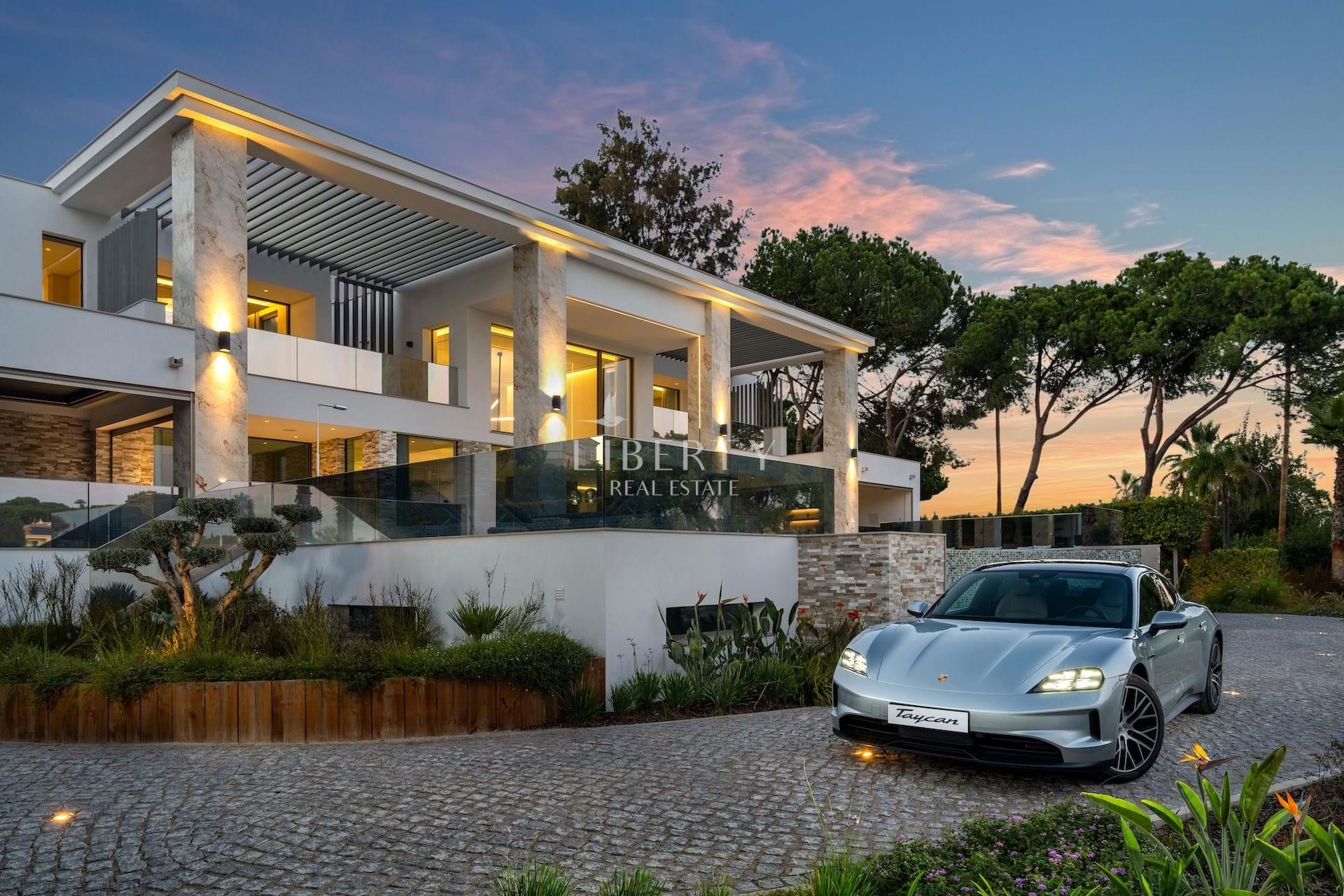 A remarkable 5-bedroom lakeview villa on a large plot for sale in Encosta do Lago, Quinta do Lago