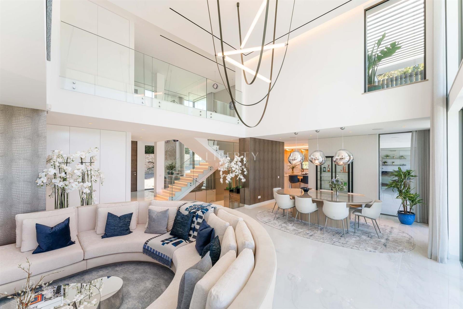 A remarkable 5-bedroom lakeview villa on a large plot for sale in Encosta do Lago, Quinta do Lago