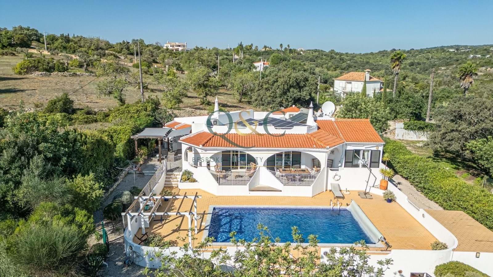 Spacious 3-bedroom villa situated in an elevated position in Santa Bárbara de Nexe.