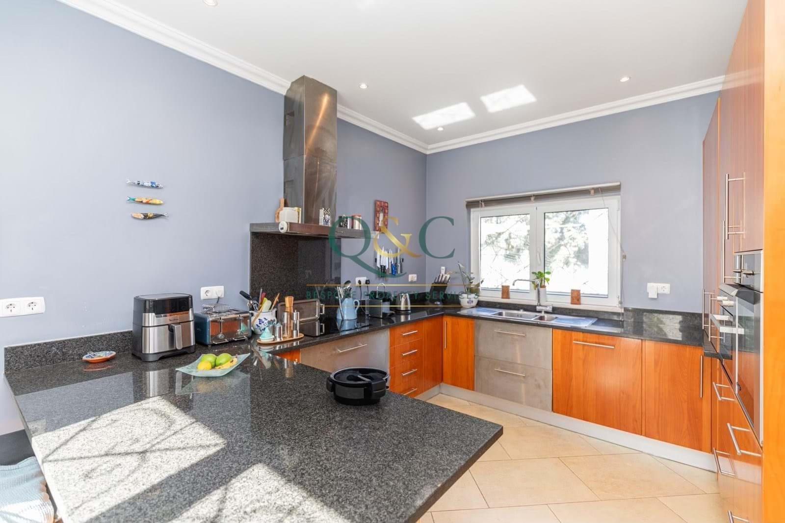 Spacious 3-bedroom villa situated in an elevated position in Santa Bárbara de Nexe.