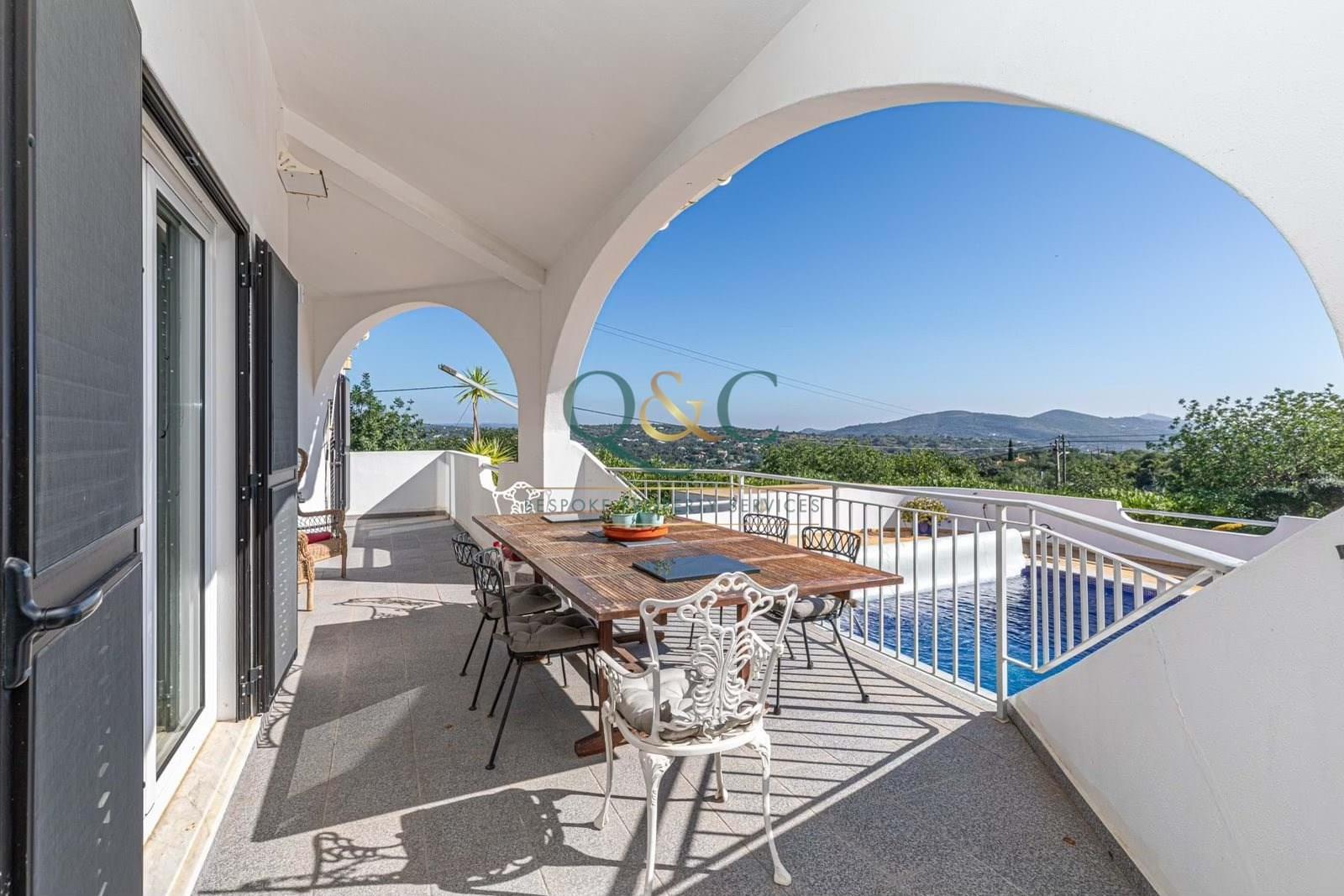 Spacious 3-bedroom villa situated in an elevated position in Santa Bárbara de Nexe.