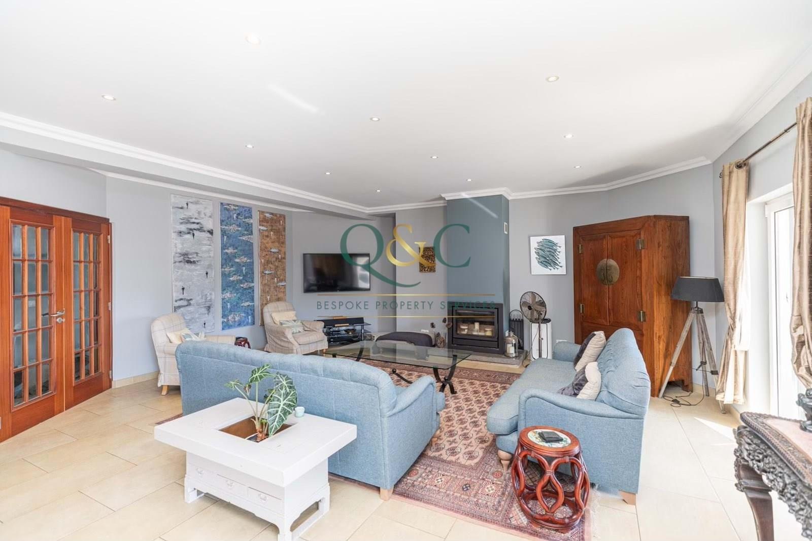Spacious 3-bedroom villa situated in an elevated position in Santa Bárbara de Nexe.