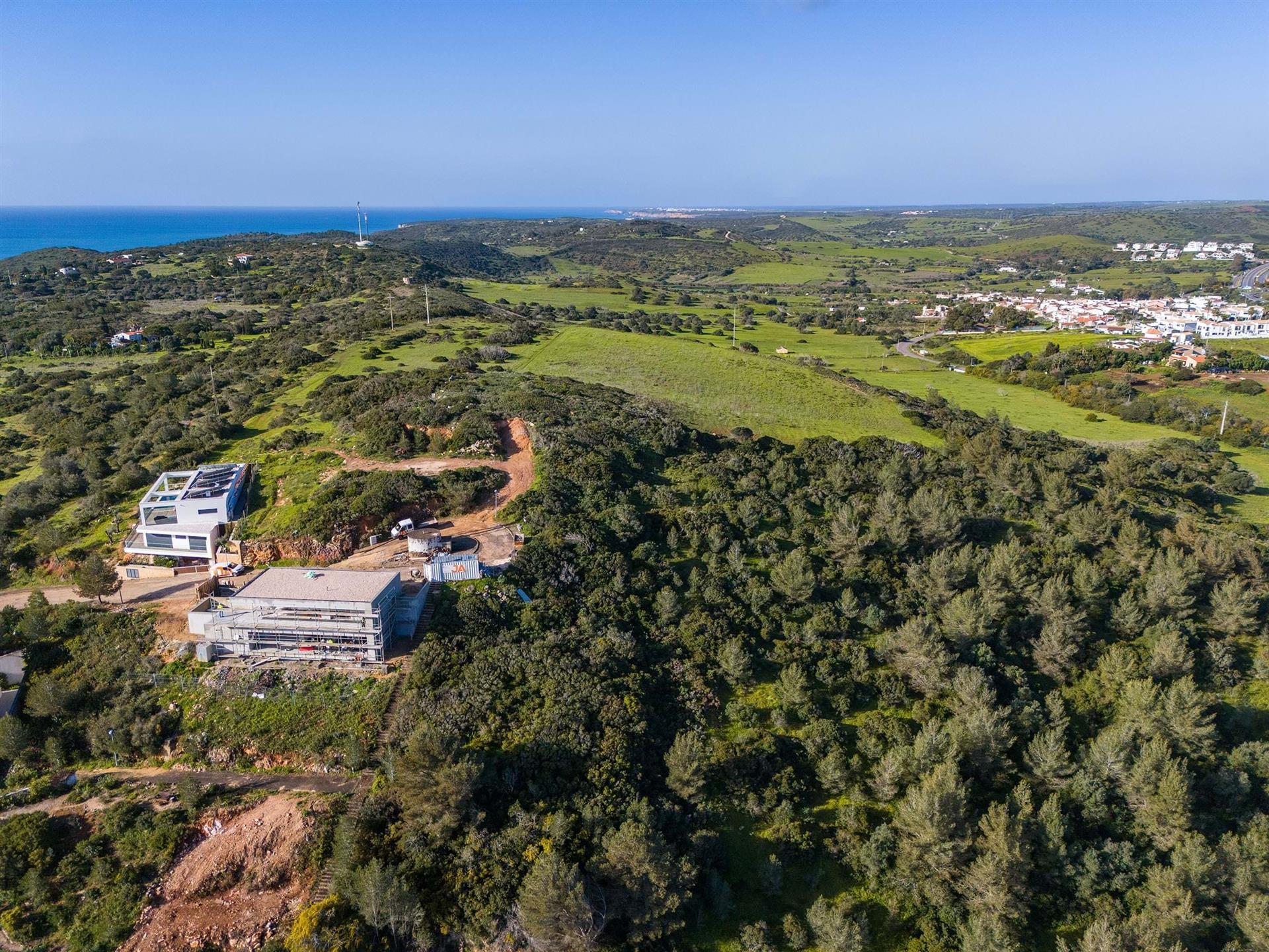 Building plot for sale in Salema with sea views