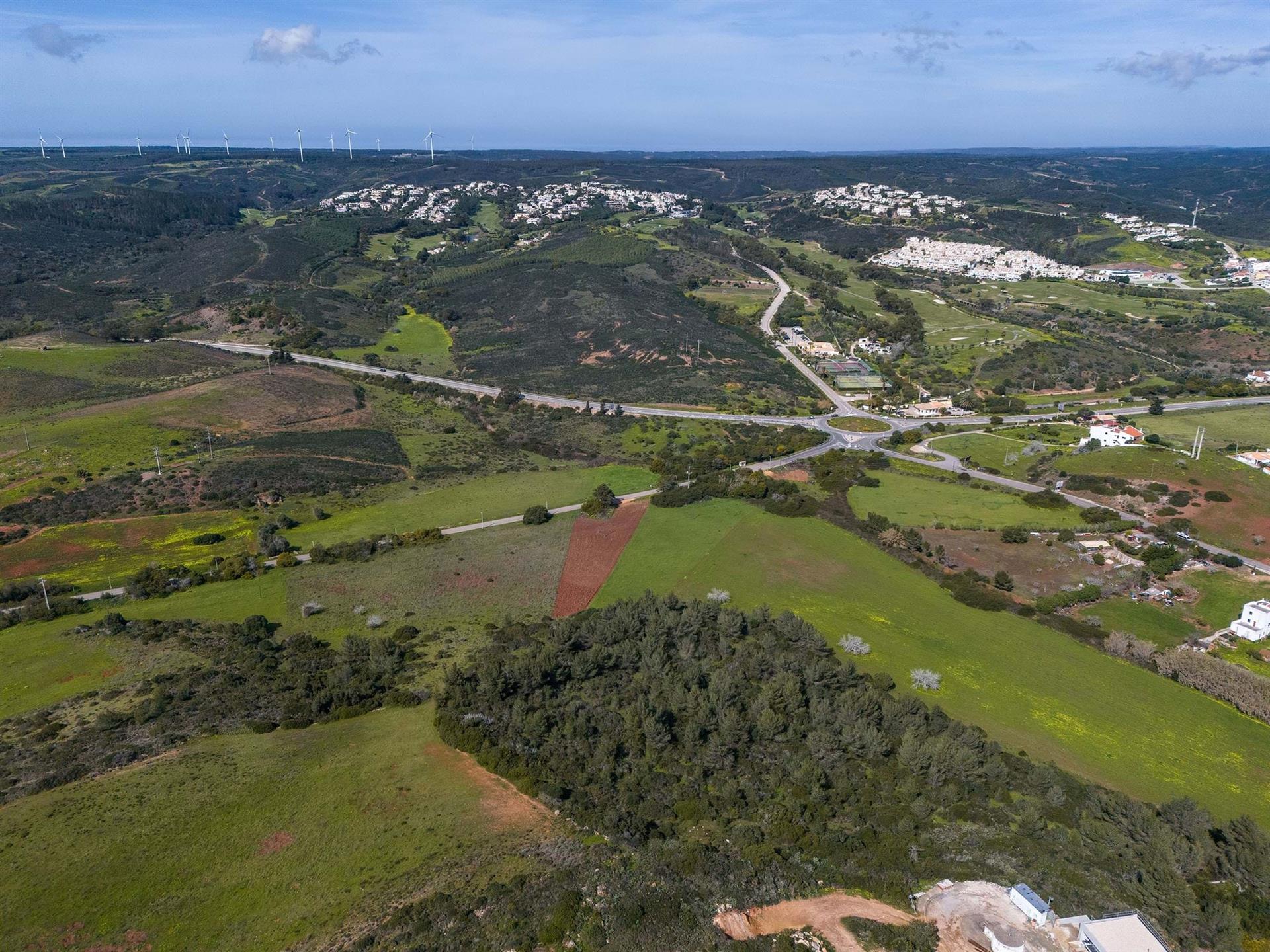 Building plot for sale in Salema with sea views