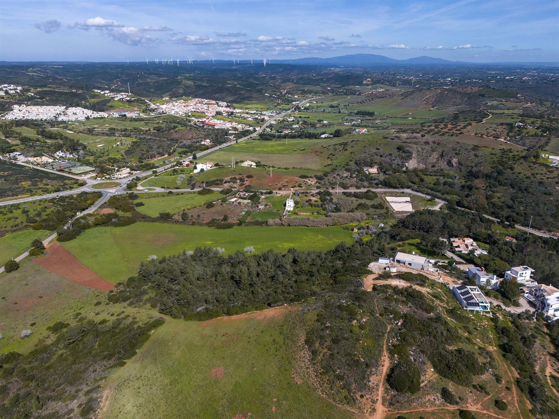 Building plot for sale in Salema with sea views