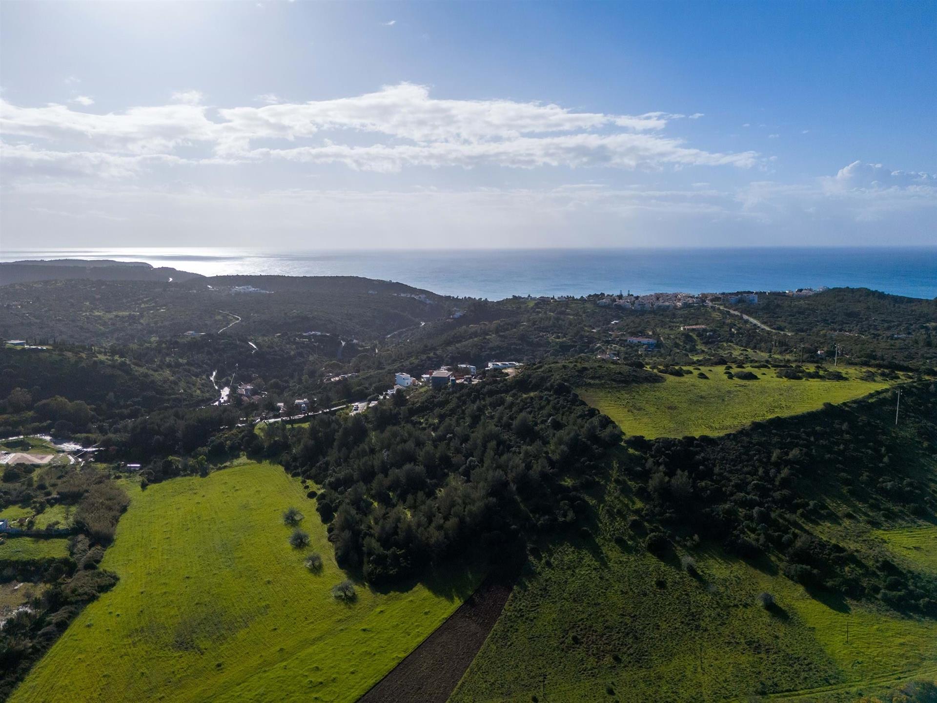 Building plot for sale in Salema with sea views