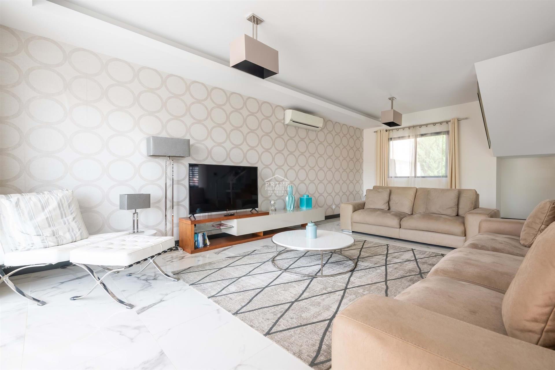 Experience Luxury Living in Funchal!