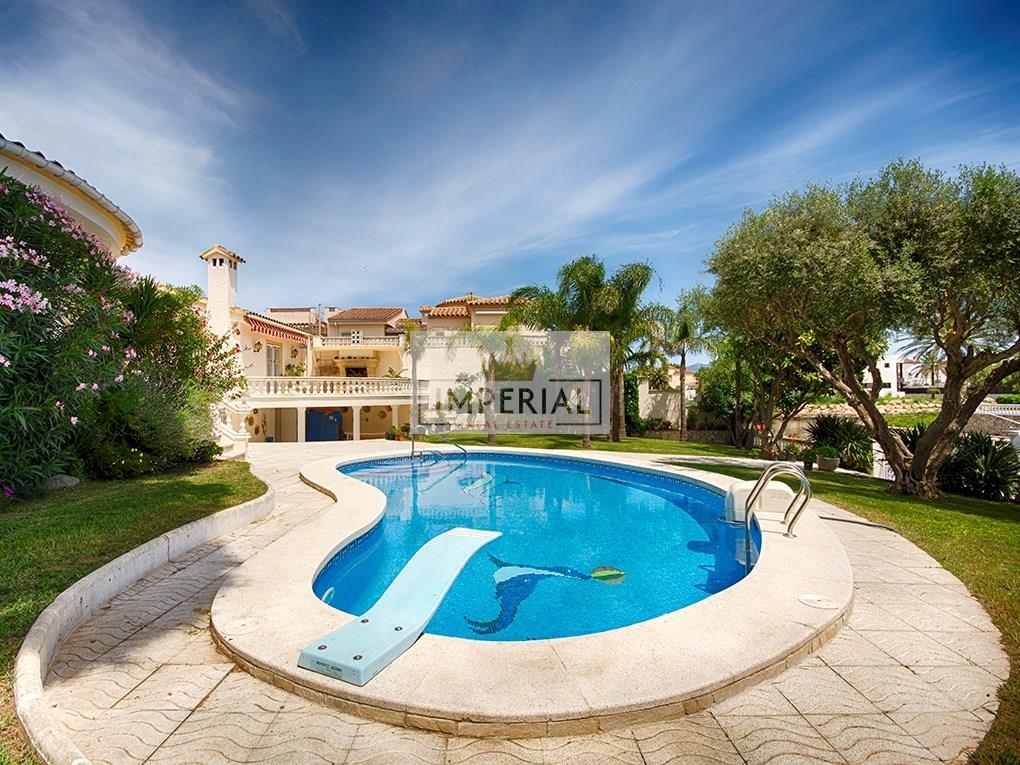 House with 1.019m2 plot, wide canal, south