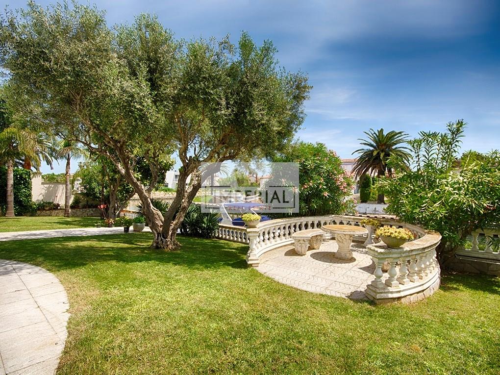 House with 1.019m2 plot, wide canal, south