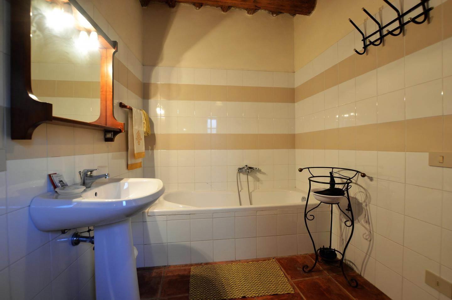 8 Bedrooms - Rustic Village - Tuscany - For Sale - A6273raa