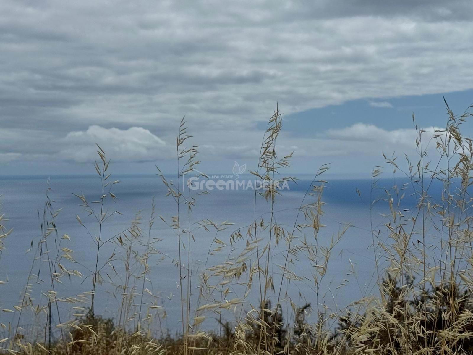 Land with 602 square meters located in Fajã da Ovelha with excellent sea views!