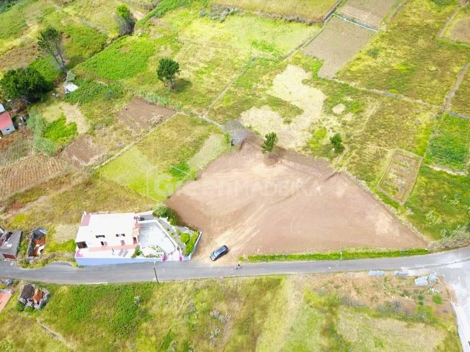 Land with 602 square meters located in Fajã da Ovelha with excellent sea views!