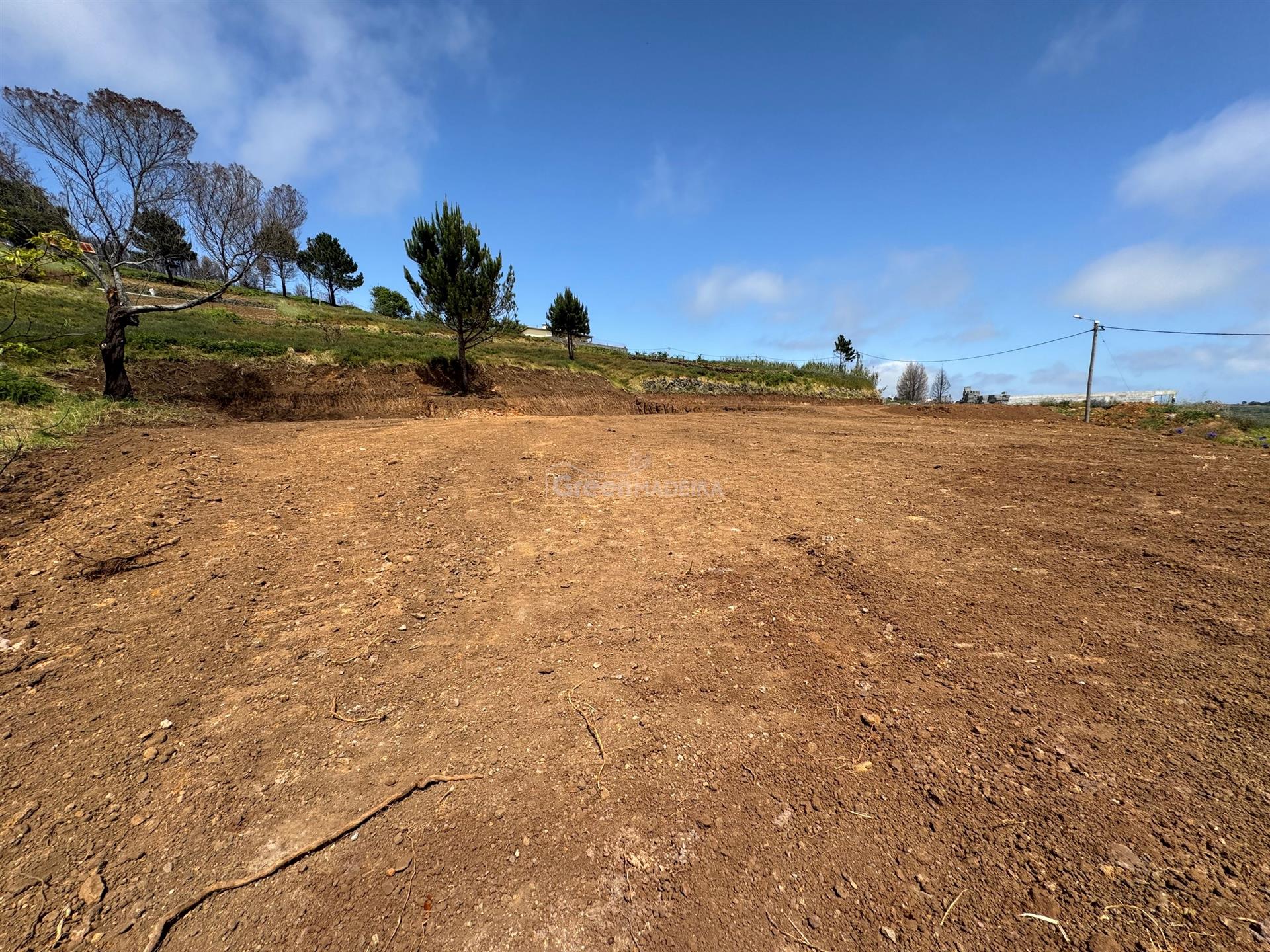 Land with 602 square meters located in Fajã da Ovelha with excellent sea views!