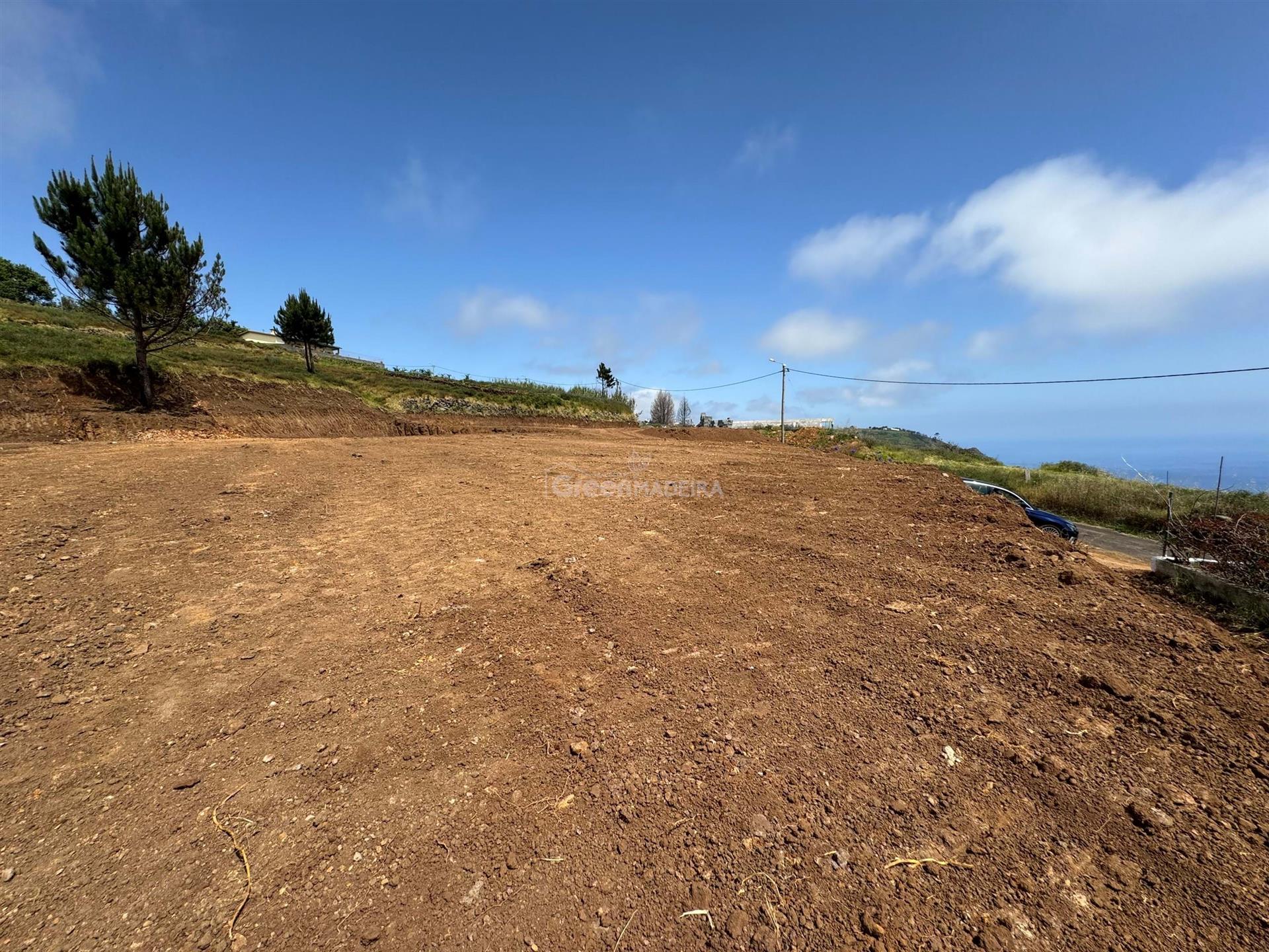Land with 602 square meters located in Fajã da Ovelha with excellent sea views!
