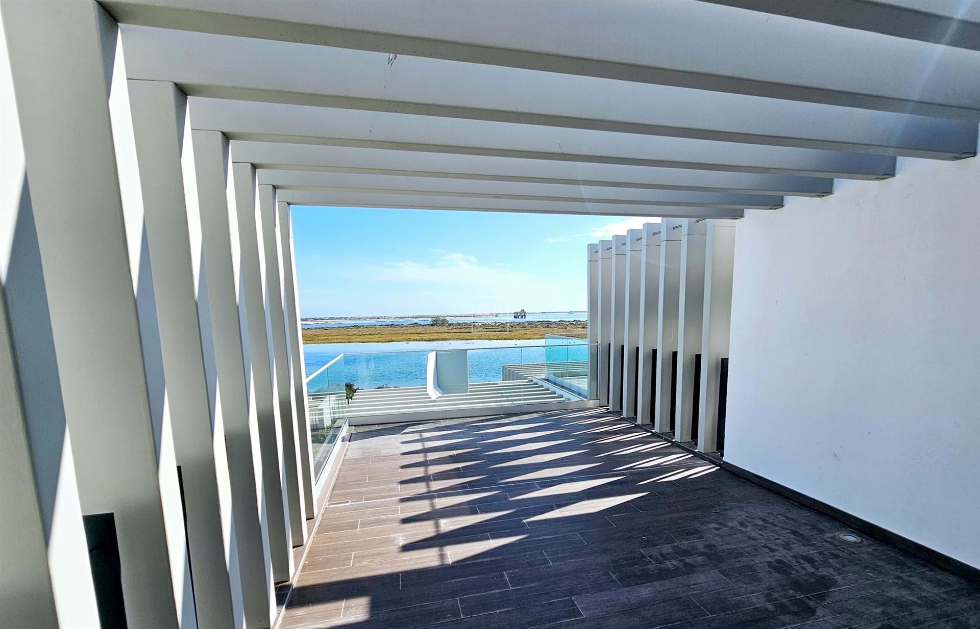 Einzigartige Lage - Brandneue Luxuswohnung mit 2 Schlafzimmern direkt an der Ria Formosa mit Meerbli