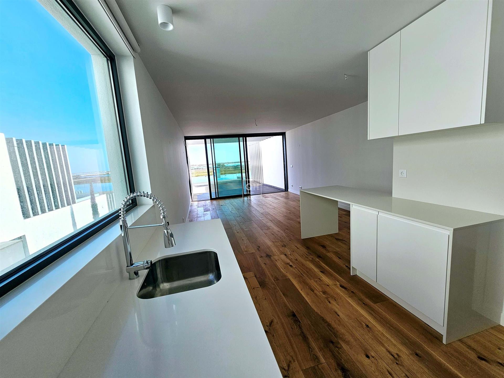Einzigartige Lage - Brandneue Luxuswohnung mit 2 Schlafzimmern direkt an der Ria Formosa mit Meerbli
