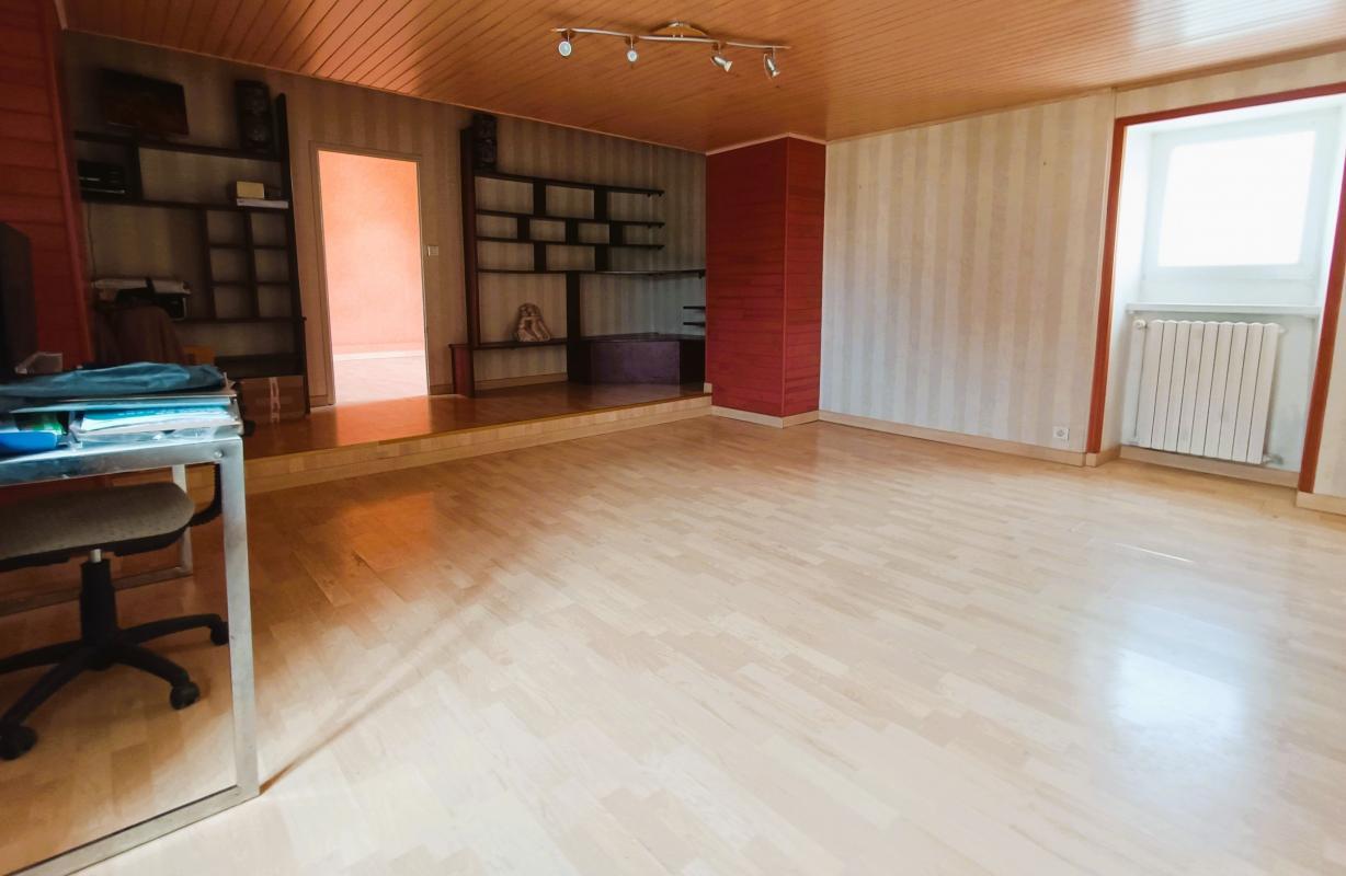 100 m² apartment in Poullan sur mer