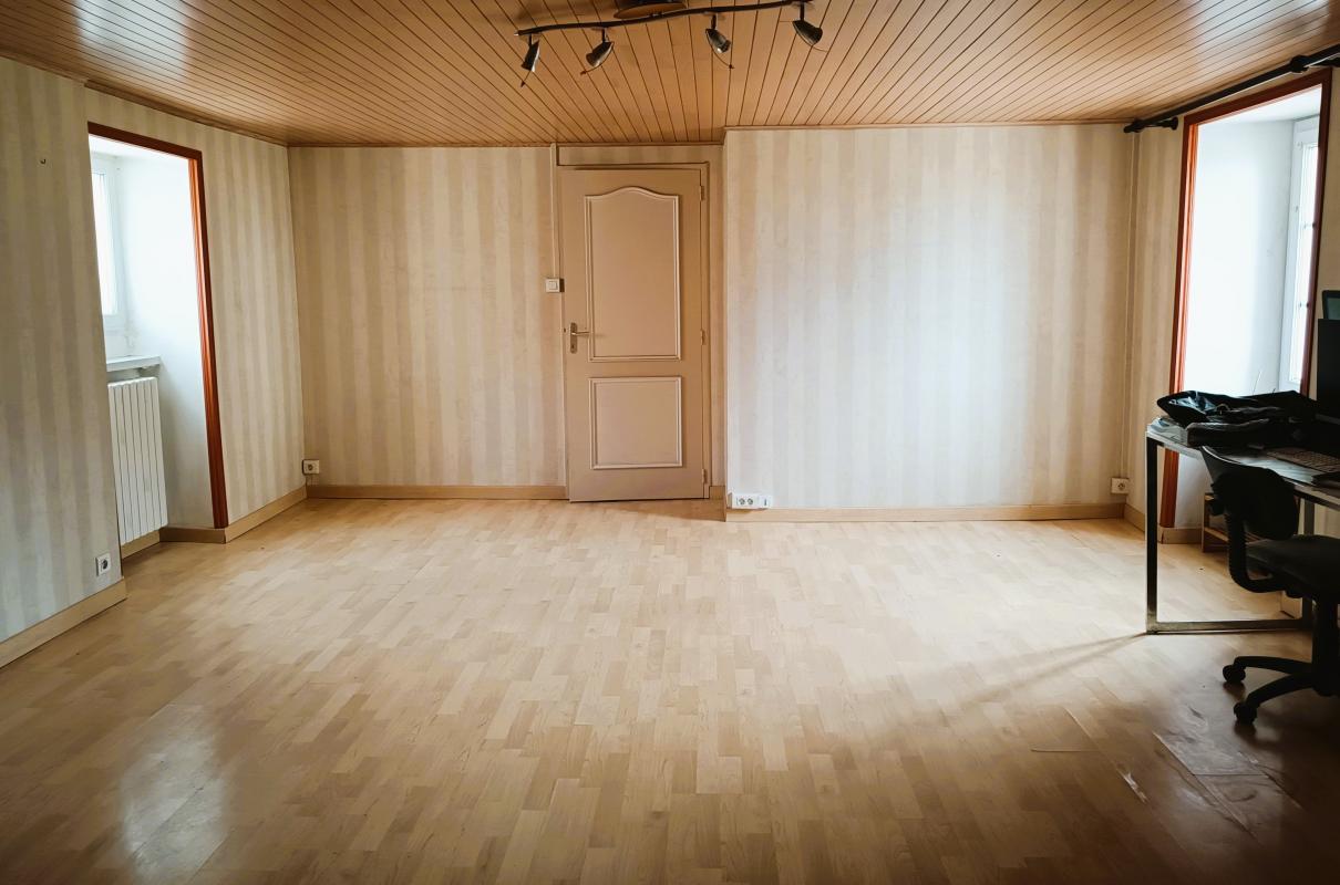 100 m² apartment in Poullan sur mer