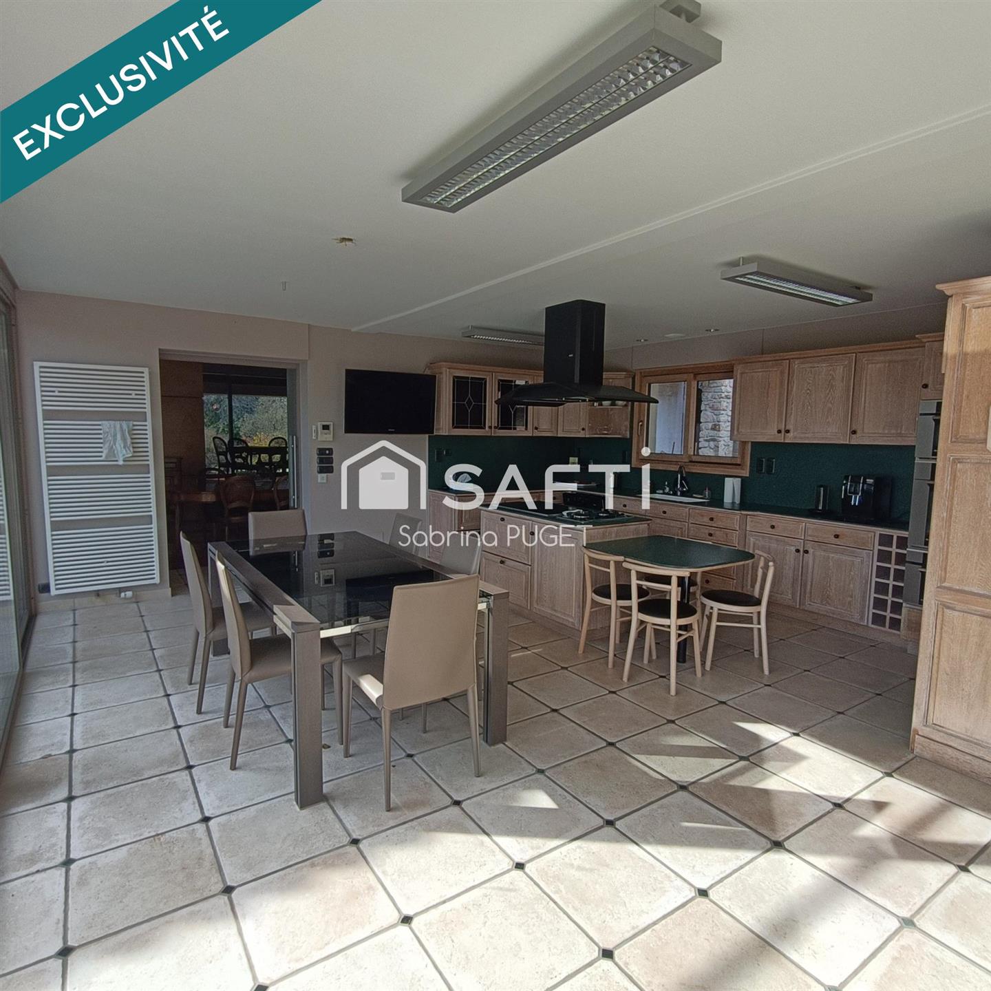 Purchase: Luxury property (85140)