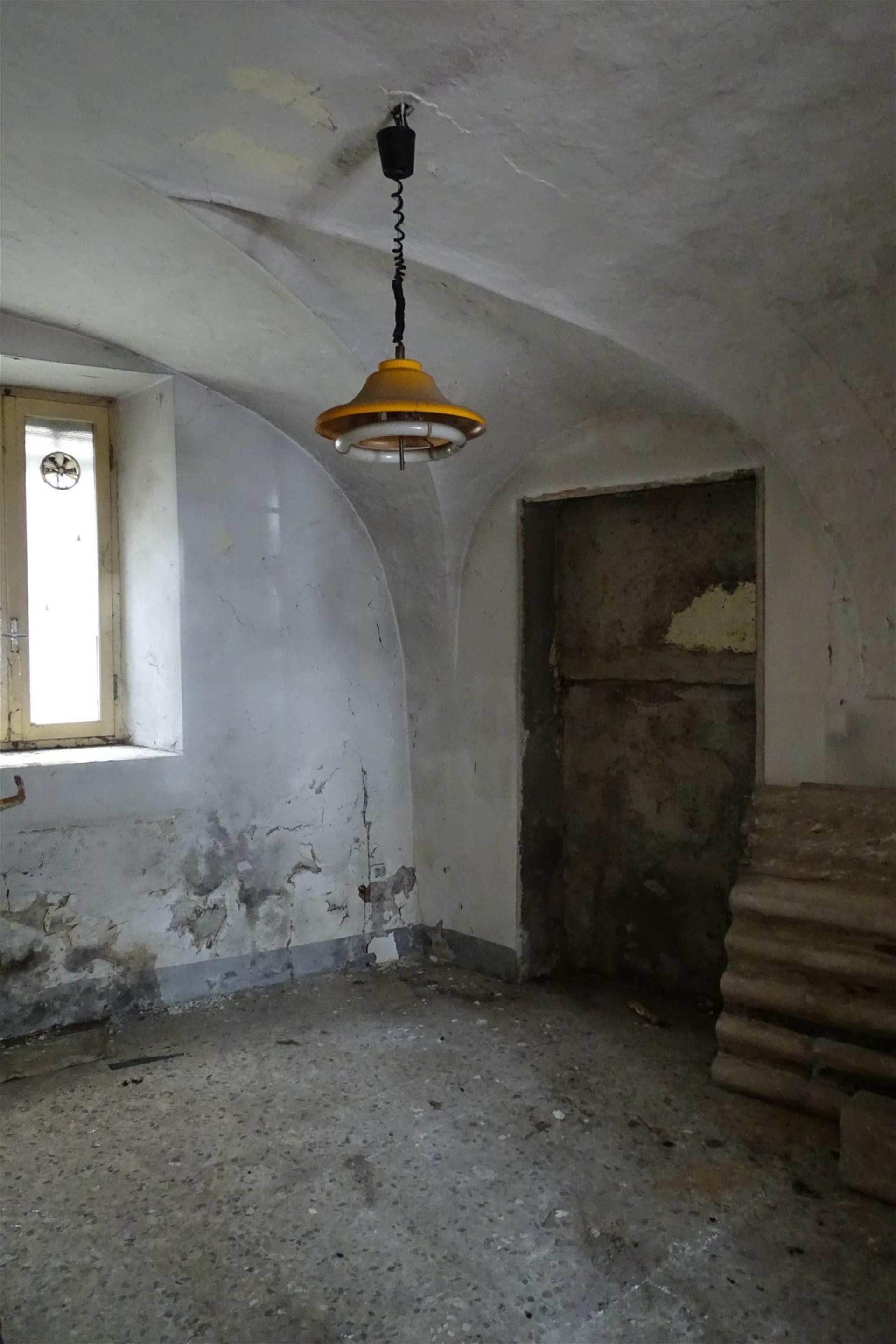 Unabhängiges Charakterhaus renovierungsbedürftig Nur 20 Meter vom See entfernt.