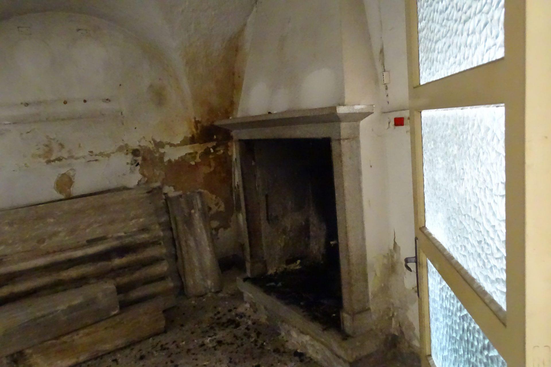 Unabhängiges Charakterhaus renovierungsbedürftig Nur 20 Meter vom See entfernt.