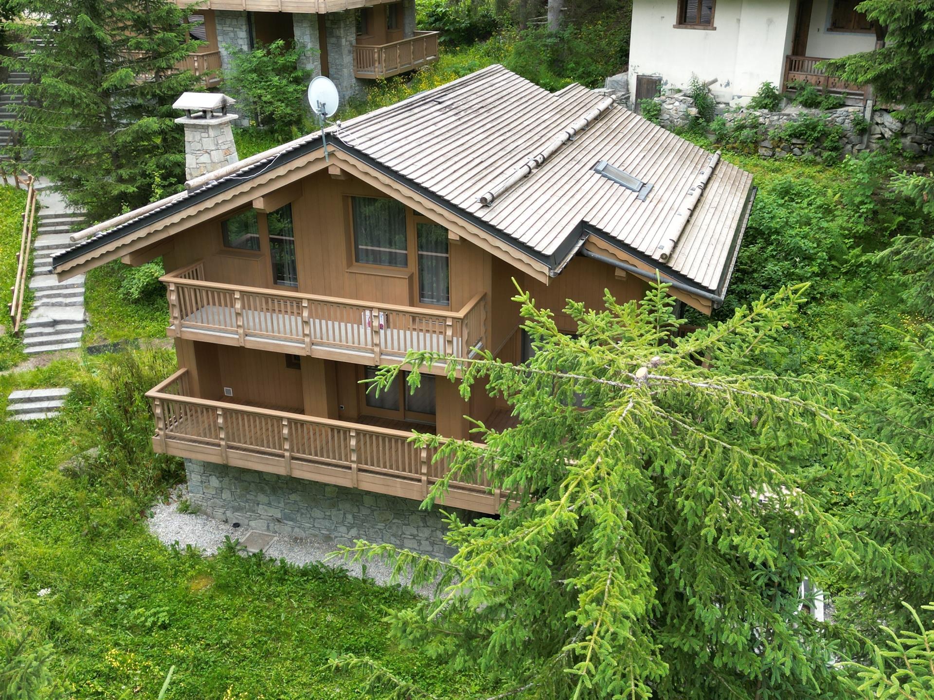 Ski in and out 4 bedroom chalet for sale in La Tania fully renovated in 2024