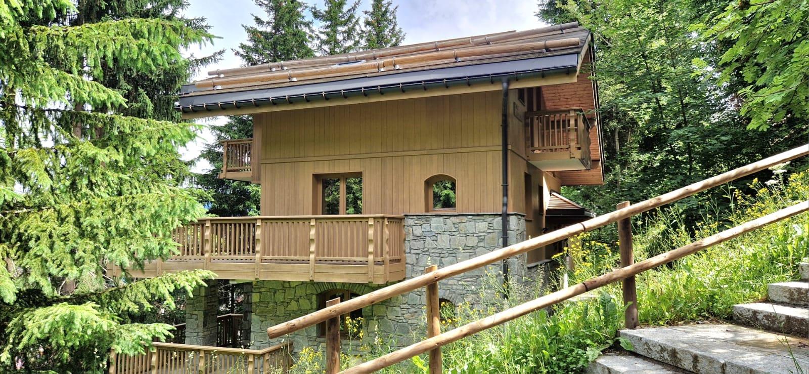 Ski in and out 4 bedroom chalet for sale in La Tania fully renovated in 2024