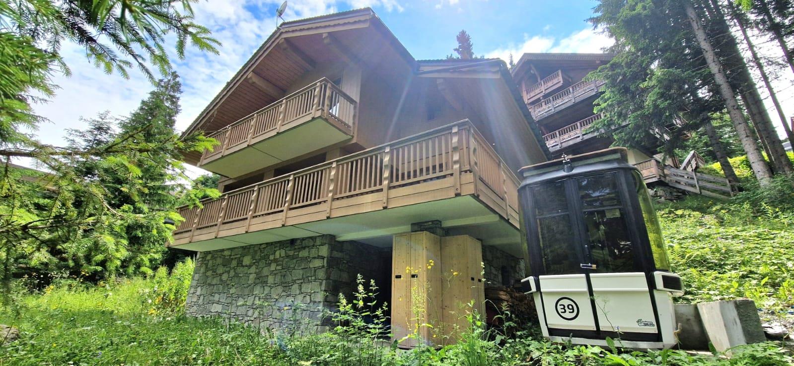 Ski in and out 4 bedroom chalet for sale in La Tania fully renovated in 2024