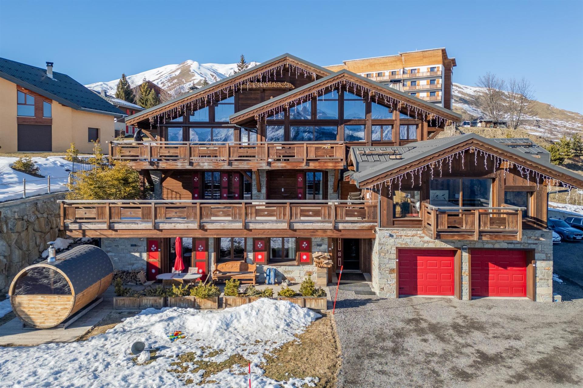 An outstanding 6 bedroom luxury chalet of 629m2 built in 2022 for sale in La Toussuire (A) (Ap)